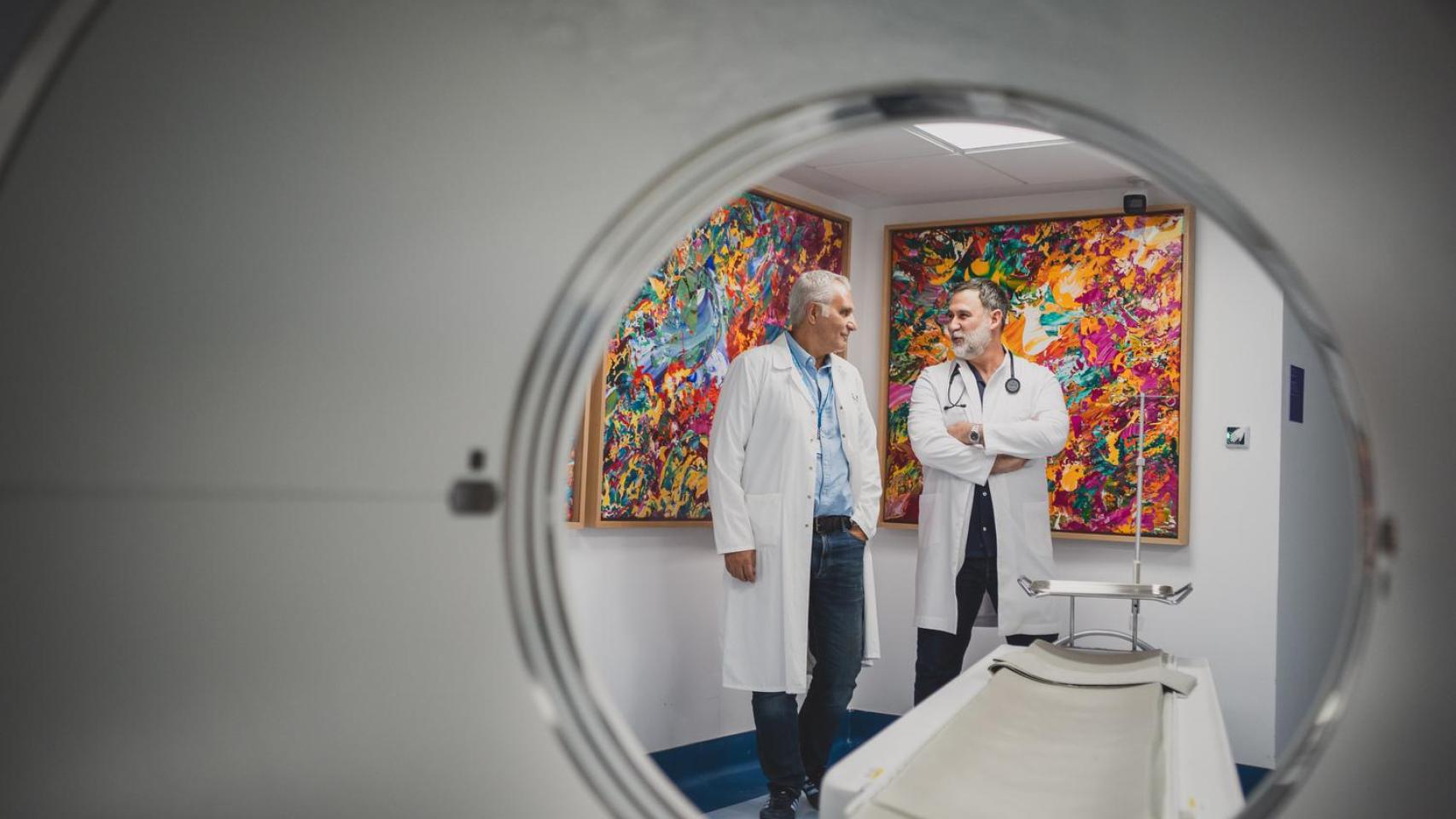 El médico y artista, Rafael Díaz, y el jefe del área de Medicina Nuclear del Hospital Gregorio Marañón, Juan Carlos Alonso, con el proyecto 'Esclimética'.