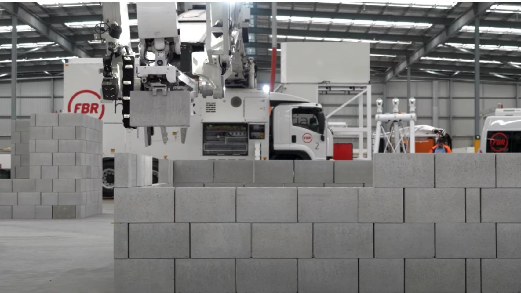 El robot Hadrian levantando un muro de bloques de hormigón