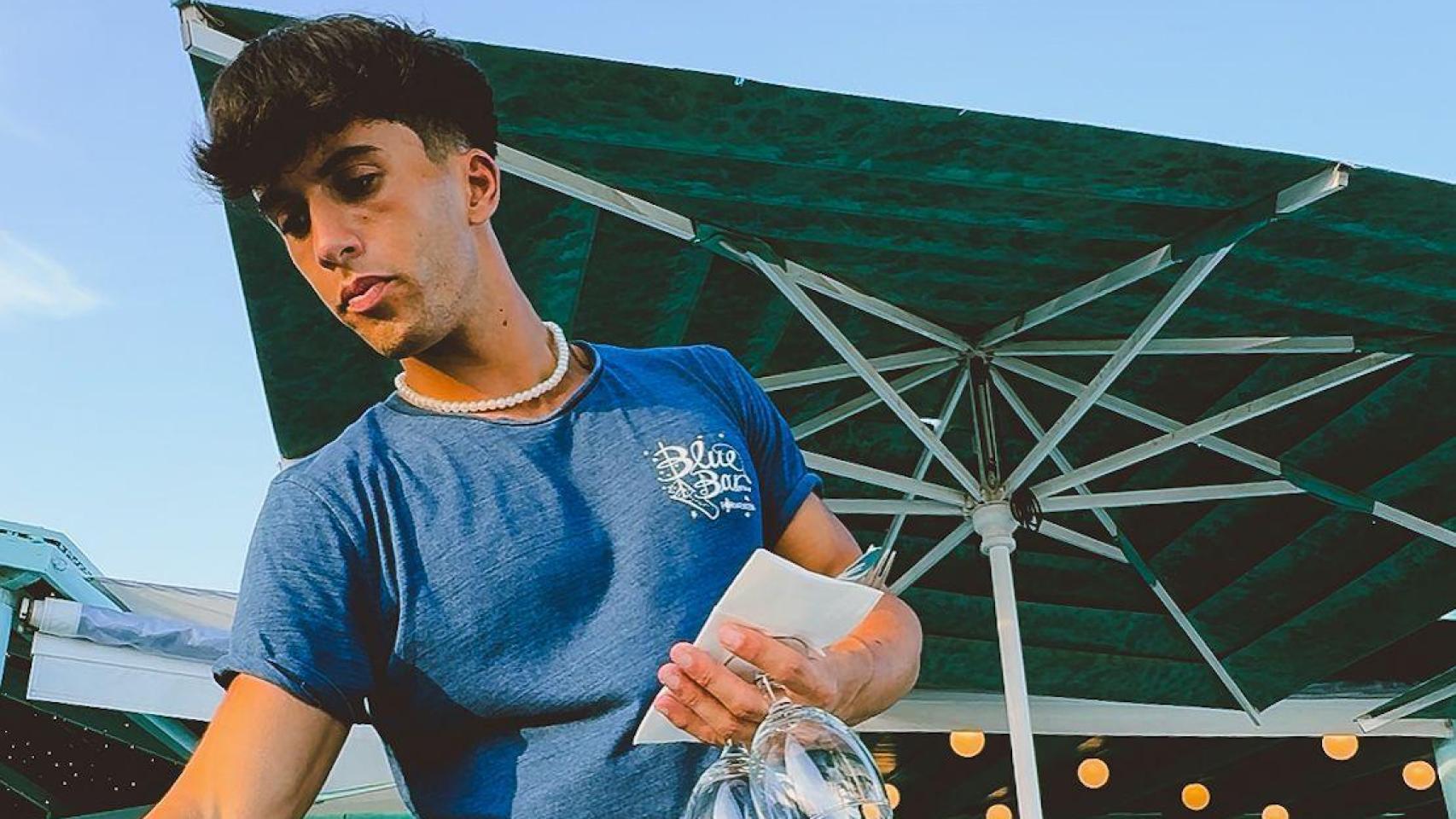 Jaime Romero trabajando como camarero.