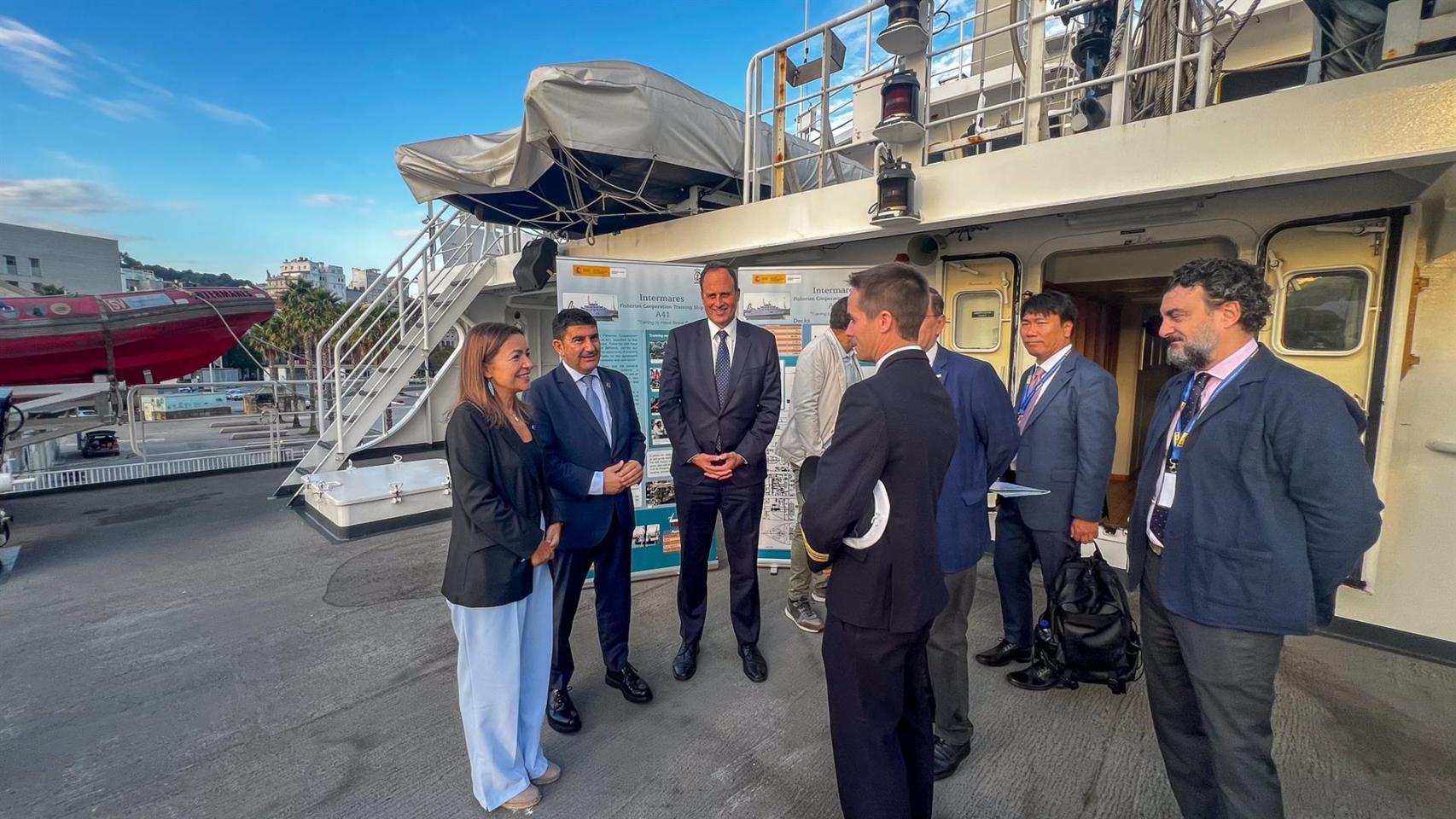 La conselleira do Mar, Marta Villaverde, el delegado del Gobierno, Pedro Blanco, y el presidente del Puerto de Vigo, Carlos Botana, en la inauguración de un nuevo curso de capacitación organizado por la FAO a bordo del 'Intermares', atracado en la ciudad.