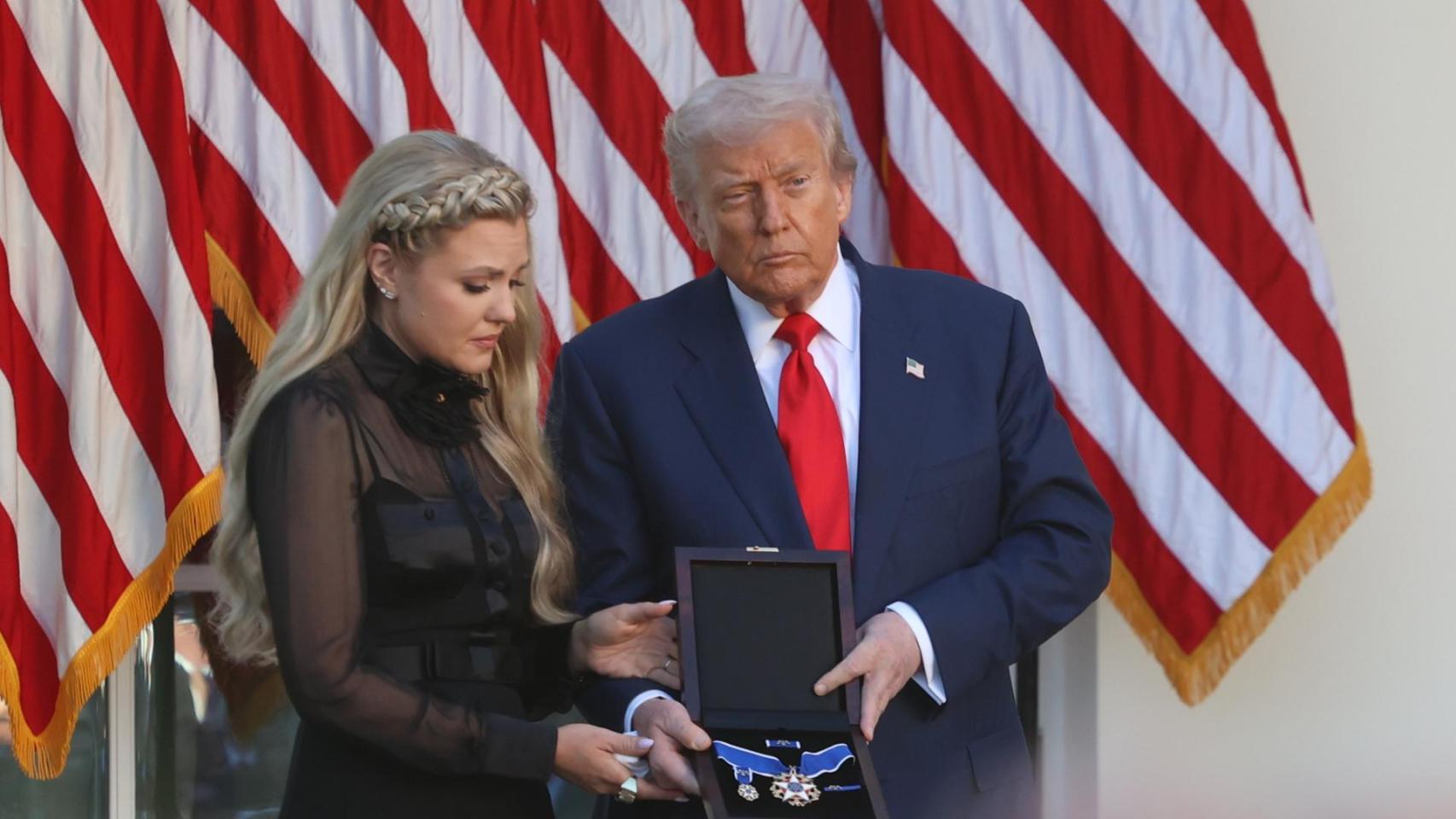 El presidente estadounidense, Donald Trump, oficia la ceremonia de la Medalla de la Libertad junto a Erika Kirk en honor a su difunto esposo, Charlie Kirk.