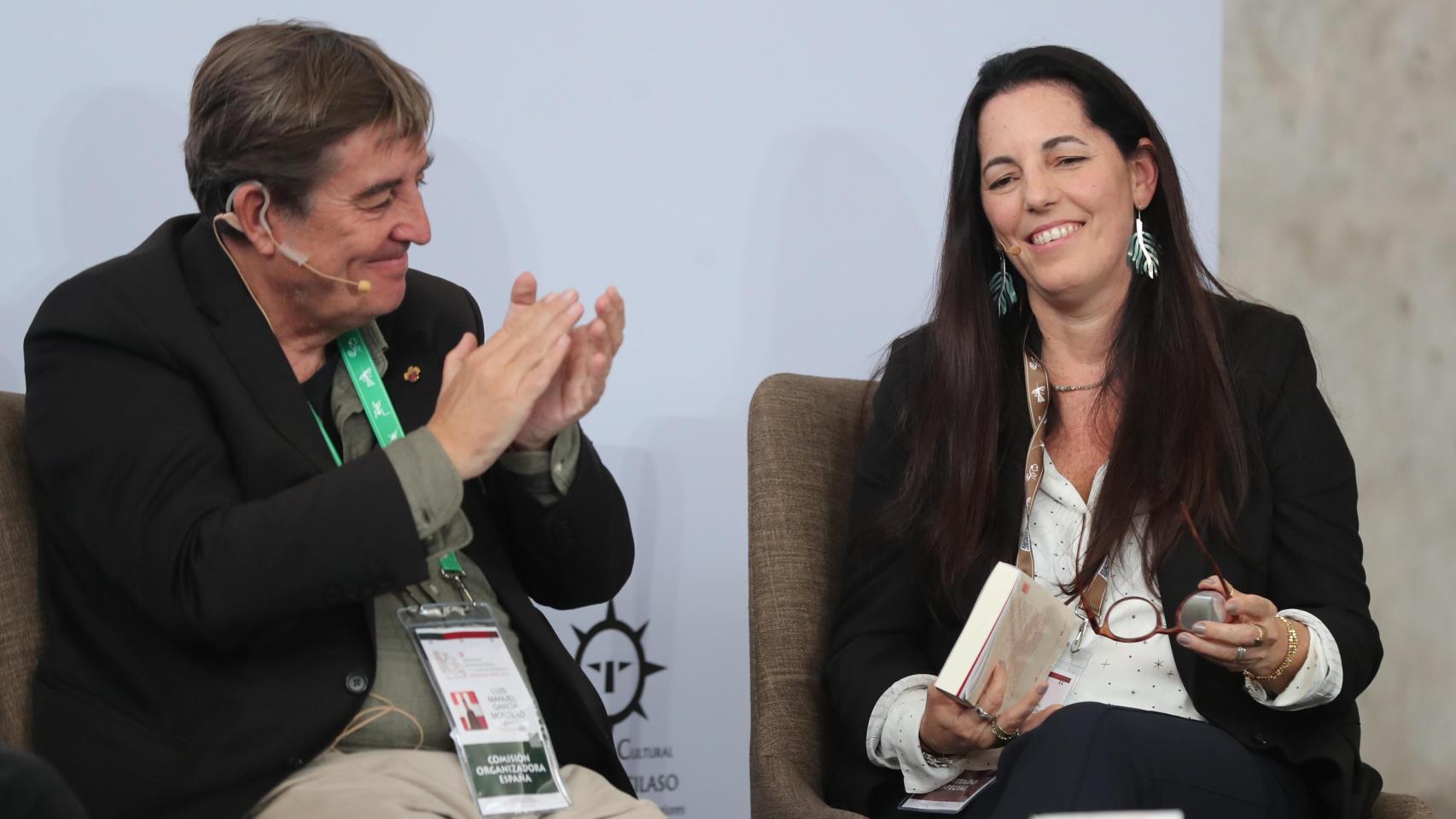 El director del Instituto Cervantes, Luis García Montero, junto Morgana Vargas Llosa en la presentación del 'Diccionario Mario Vargas Llosa' este martes, en el X Congreso Internacional de la Lengua Española (CILE) en Arequipa (Perú). Foto: EFE/ Paolo Aguilar