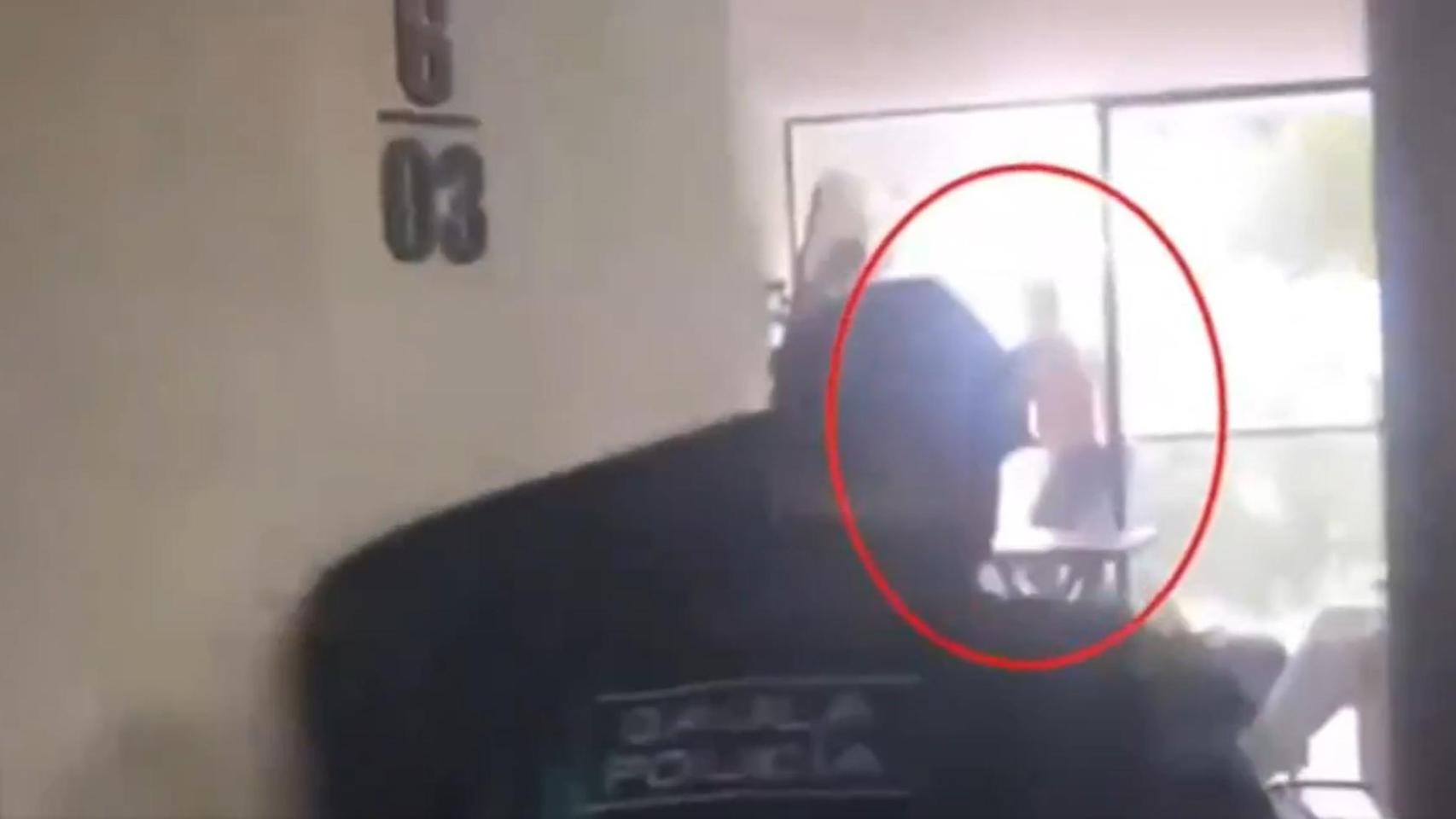 El momento en que Ender Alexis Rojas salta por la ventana.