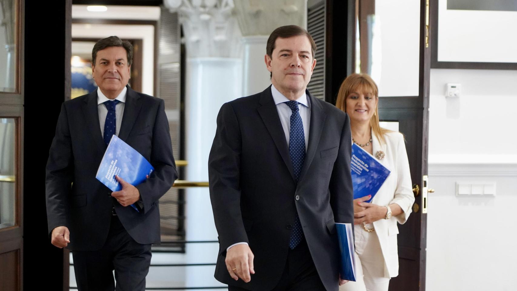 El presidente de la Junta de Castilla y León, Alfonso Fernández Mañueco, a su llegada a la comparecencia de presentación de los presupuestos autonómicos para 2026, este miércoles