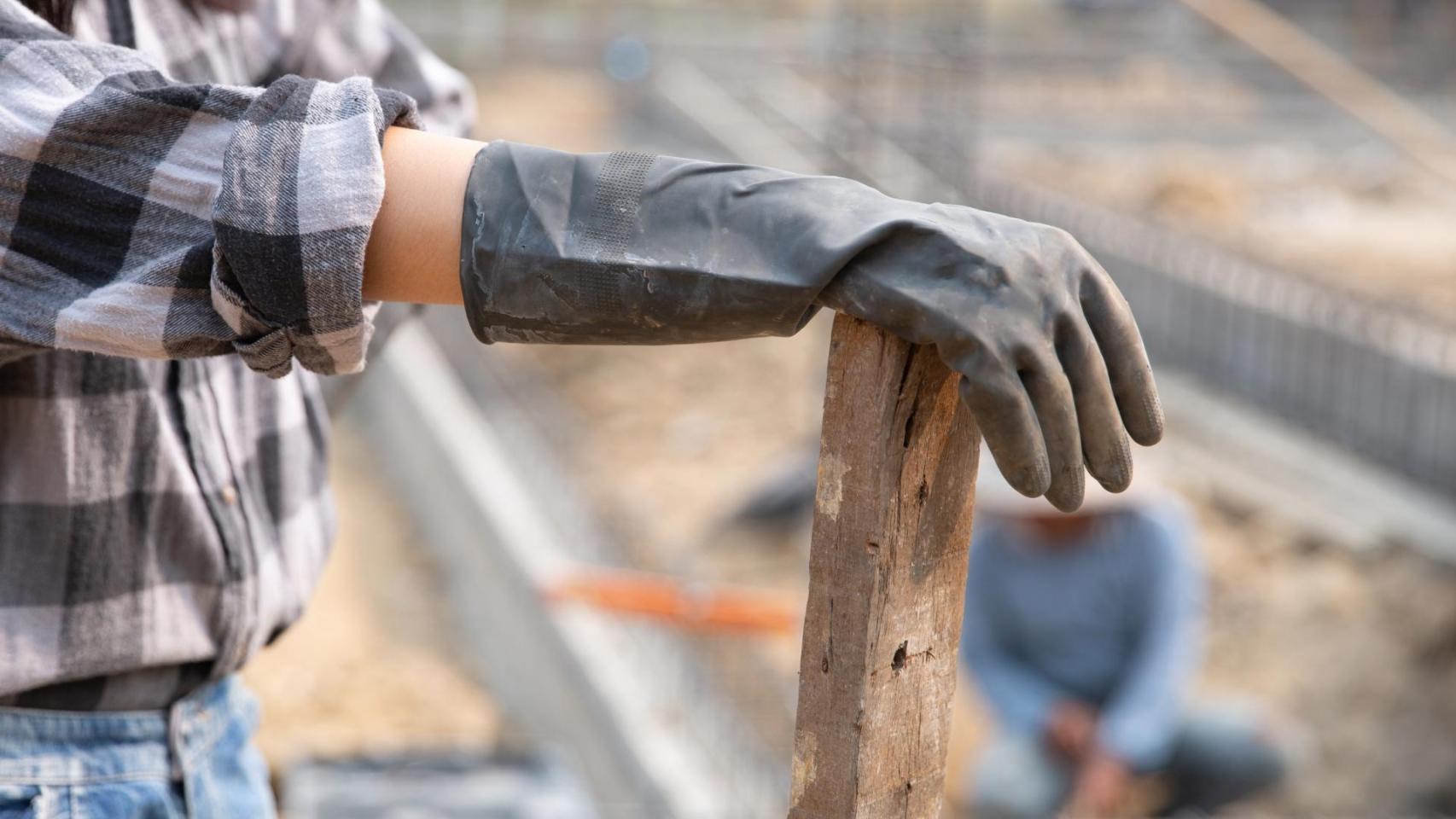 Una mujer trabaja en una obra