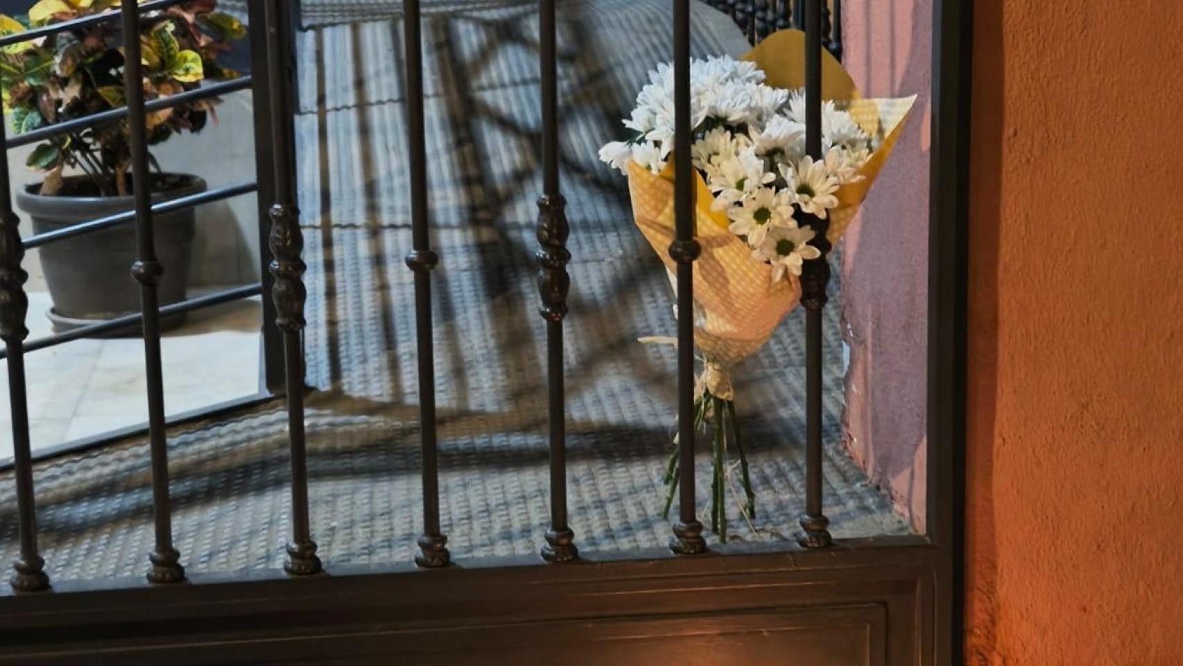 El portal del edificio de la menor convertido en un altar improvisado.