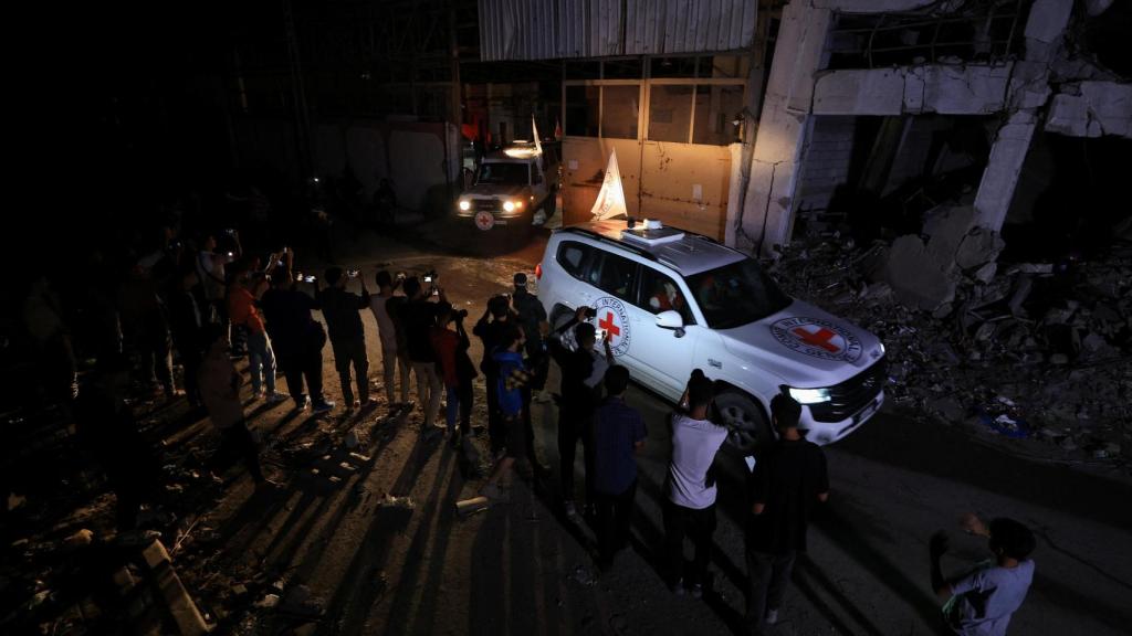 Los coches de la Cruz Roja transportan los últimos cuatro cuerpos entregados por Hamás.