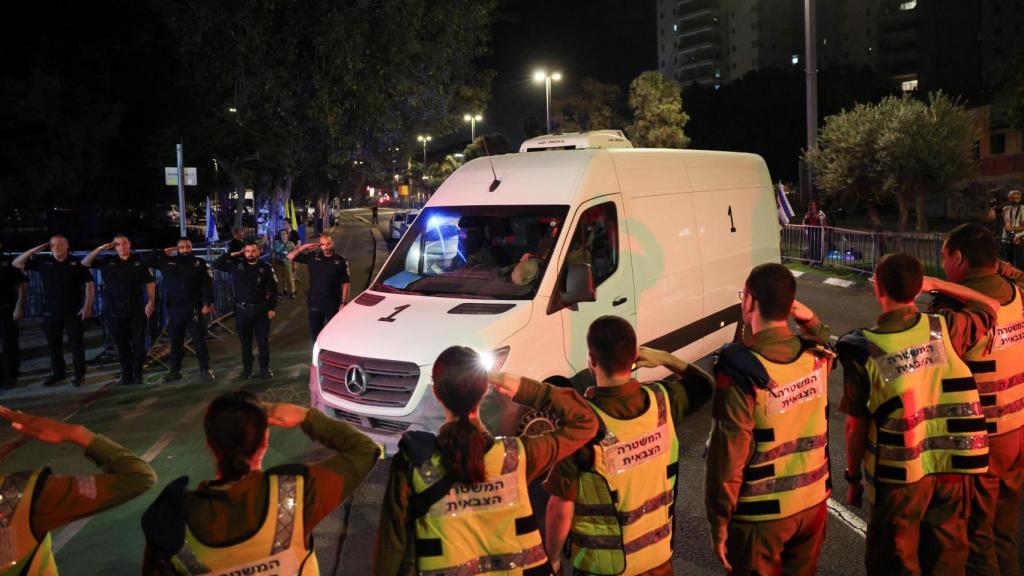 La furgoneta con los cadáveres llegando a Tel Aviv.