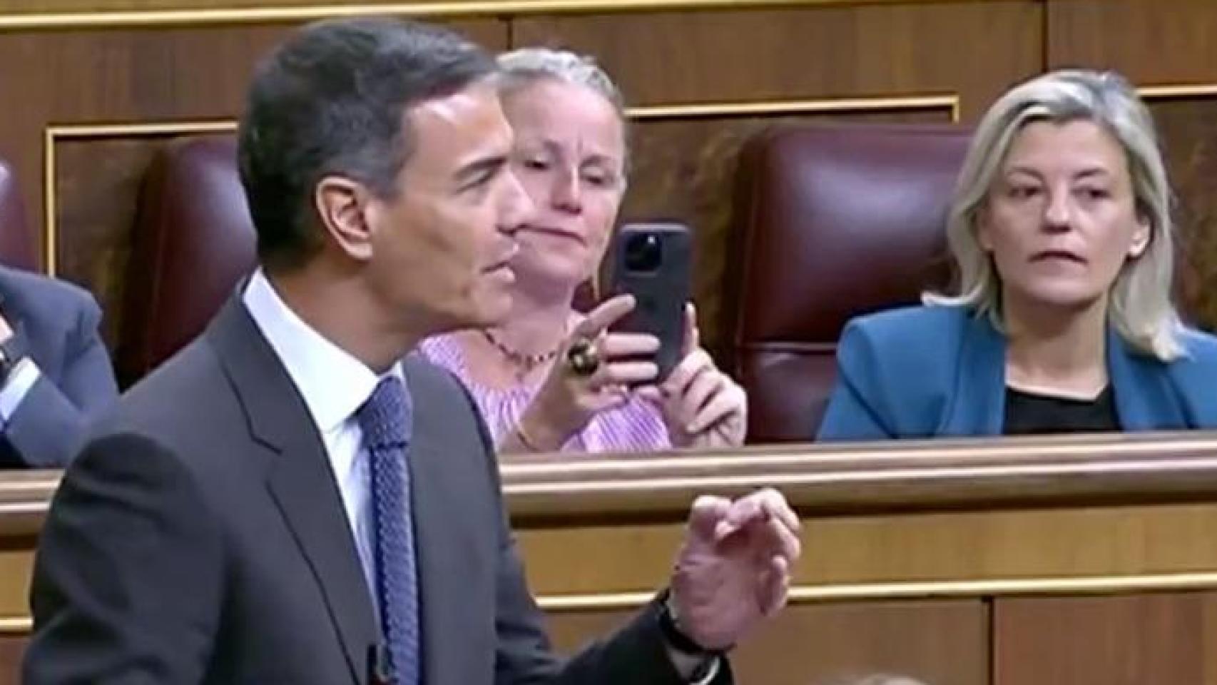 Mínguez, grabando a la bancada popular durante la intervención de Pedro Sánchez.