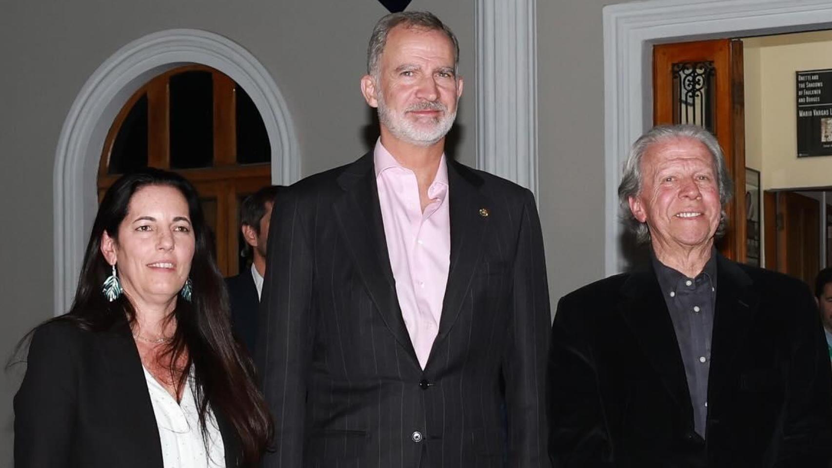 Felipe VI junto a Morgana Vargas Llosa y Luis Llosa en la Casa Museo Mario Vargas Llosa en Perú este pasado martes, 14 de octubre de 2025.