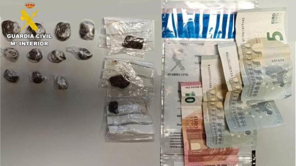 La Guardia Civil le incautó droga y dinero al joven detenido en Ares.