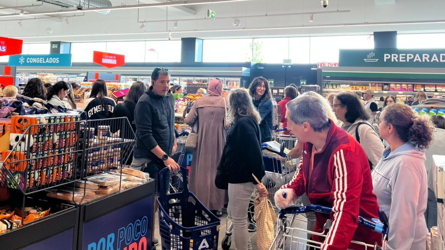 El interior del Aldi en la inauguración de este miércoles, en Zaragoza.