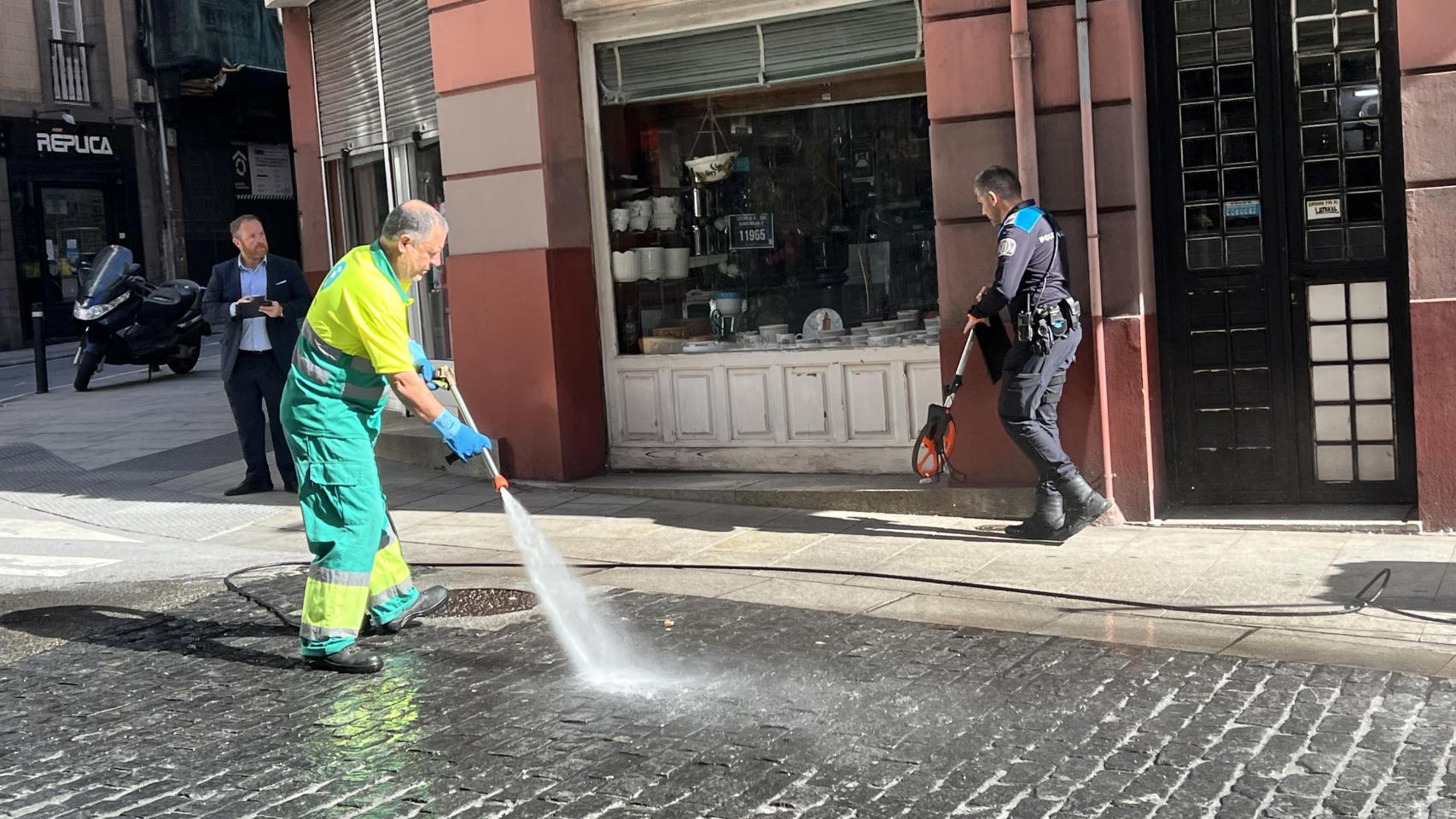 Operarios limpian la zona del atropello.
