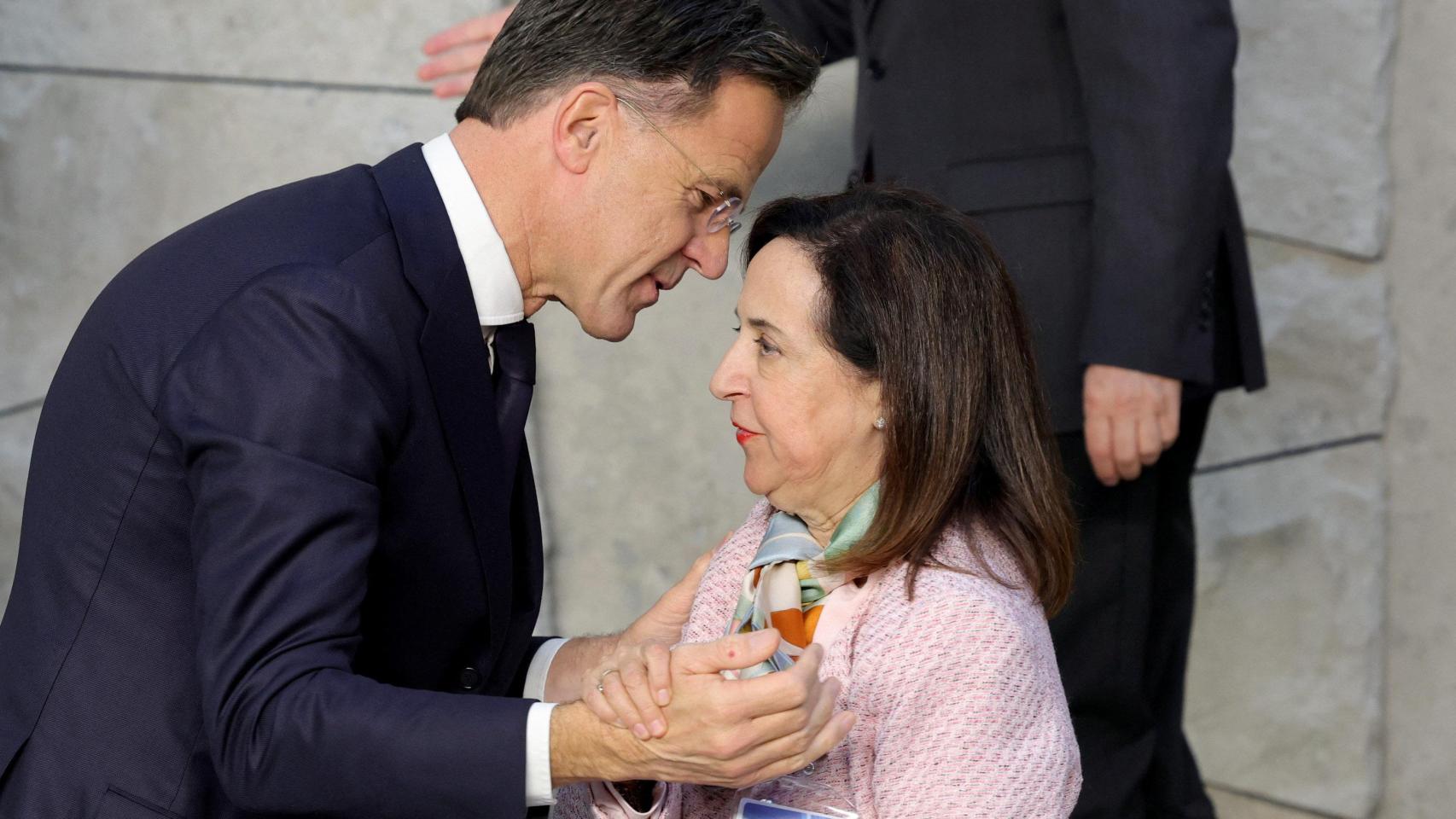 El secretario general de la OTAN, Mark Rutte, conversa con la ministra Margarita Robles durante la reunión de este miércoles en Bruselas