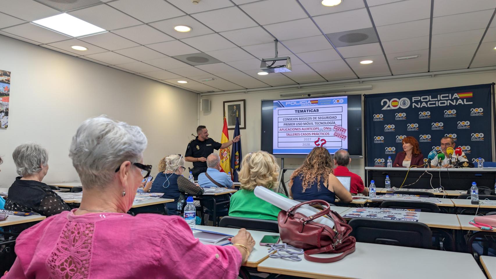 La presentación del Plan Mayor en la Comisaría Central de Alicante este miércoles.