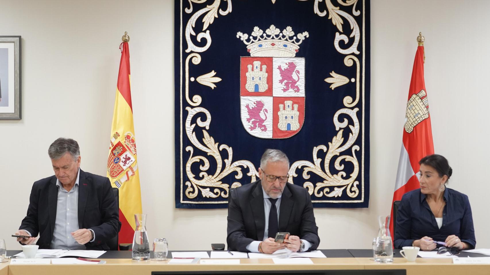 El vicepresidente primero de las Cortes, Francisco Vázquez, el presidente, Carlos Pollán y la vicepresidenta segunda, Ana Sánchez, durante la reunión de la Mesa de la Cámara de este miércoles