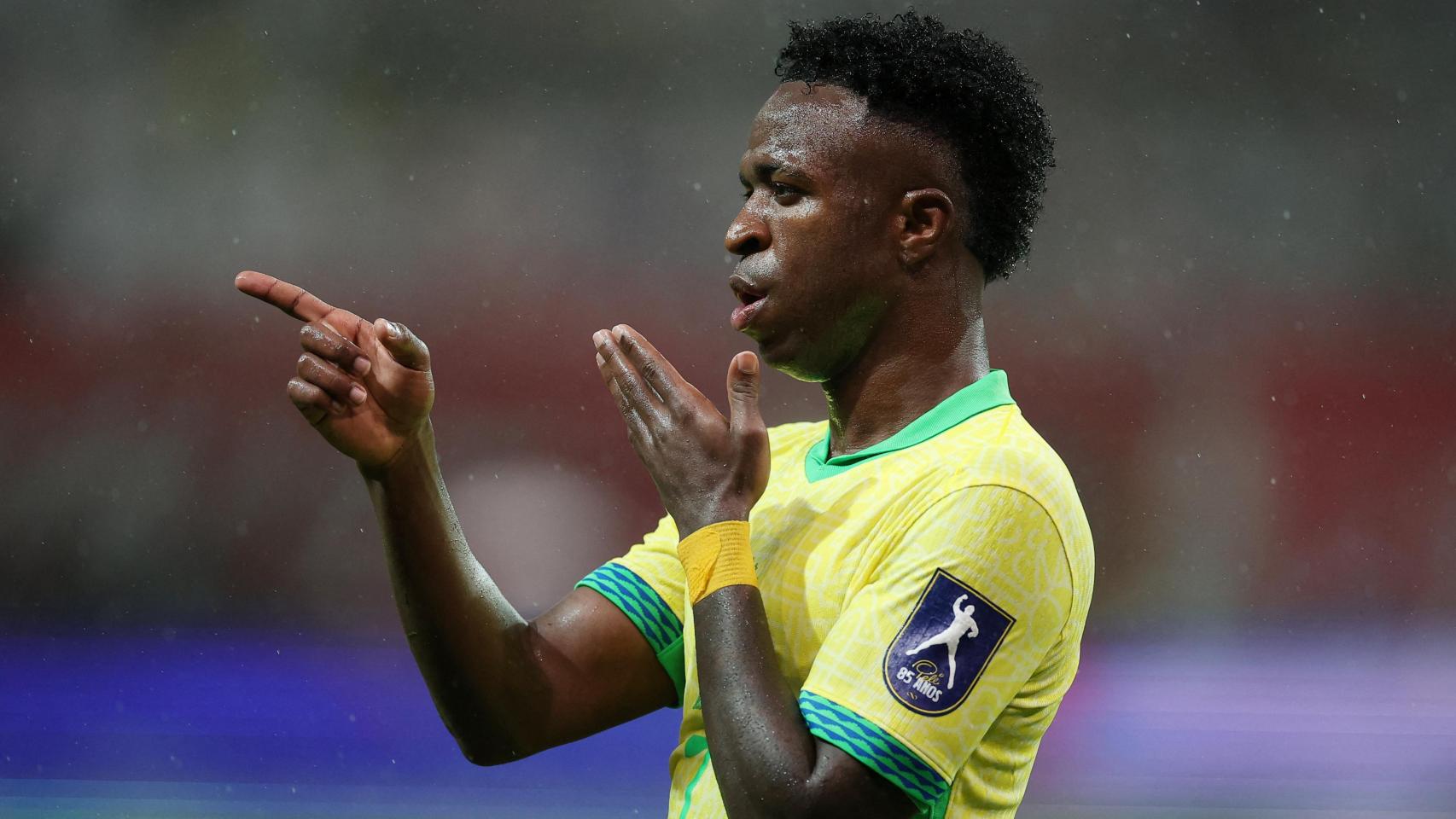 Vinicius celebra un gol con Brasil.