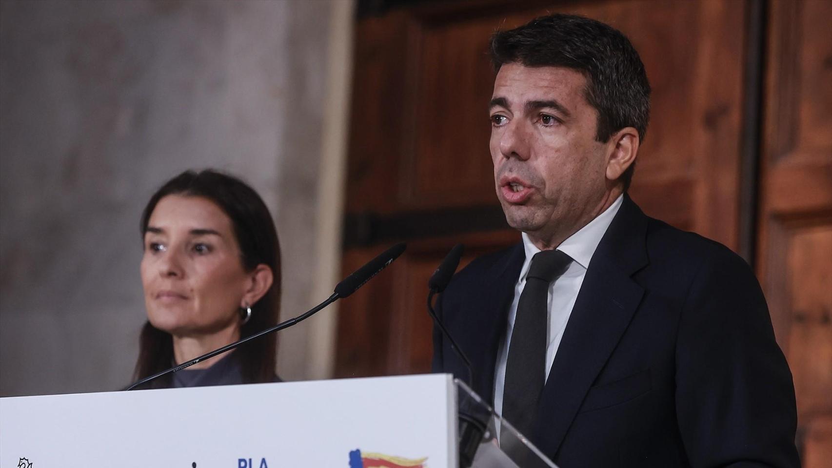 El presidente de la Generalitat, Carlos Mazón, junto a la consellera de Hacienda, Ruth Merino. Rober Solsona / EP