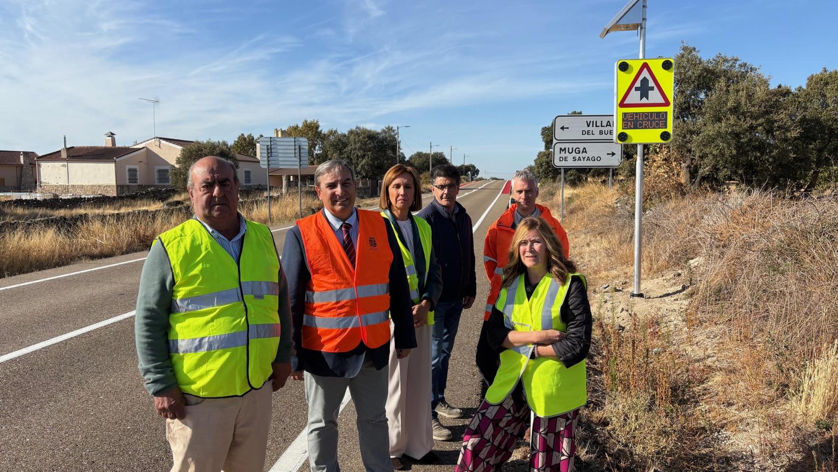 El consejero de Movilidad y Transformación Digital, José Luis Sanz Merino, junto al nuevo cruce inteligente en Villar del Buey