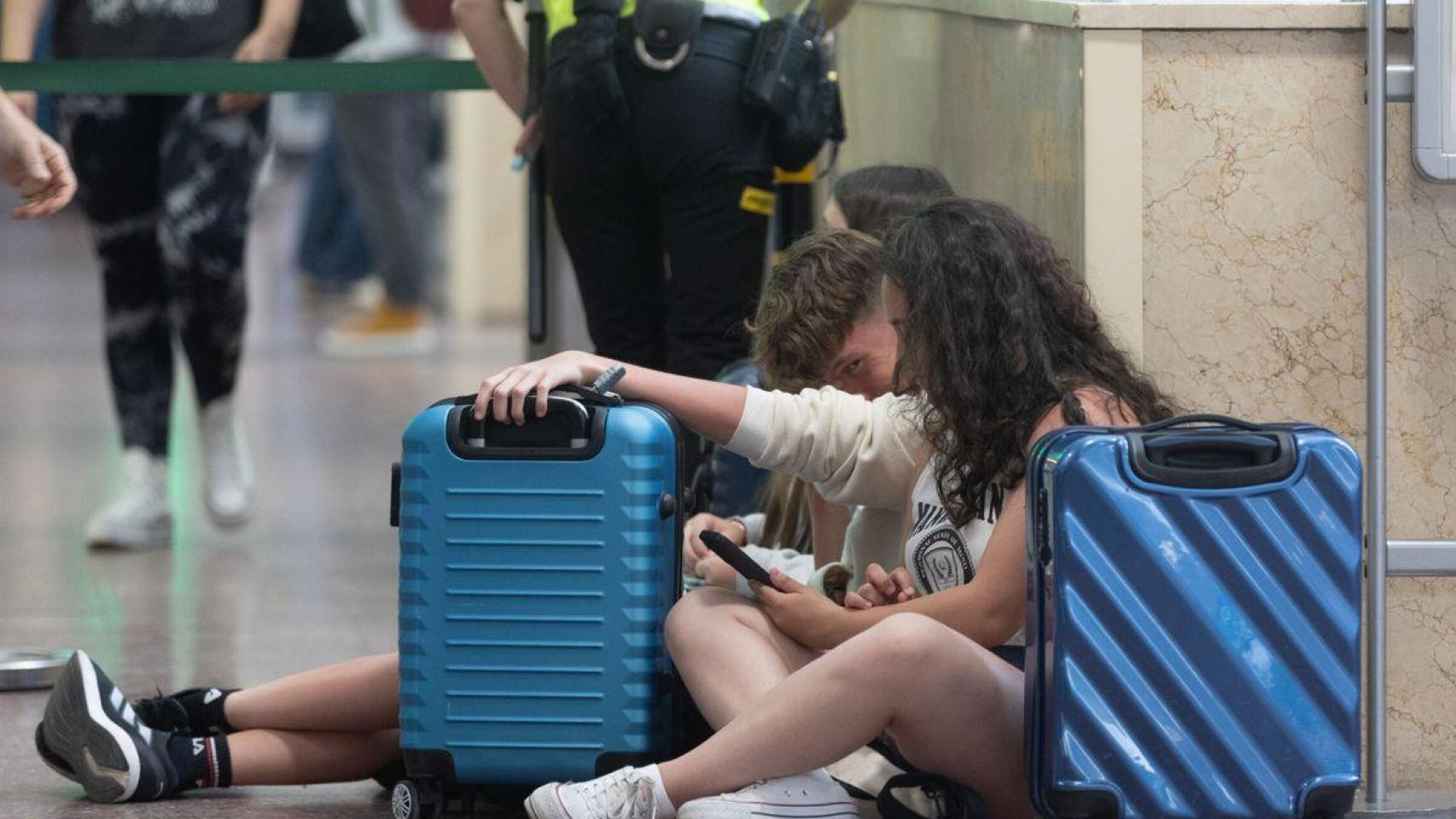Varias personas esperando un tren en la estación de Chamartín de Madrid.