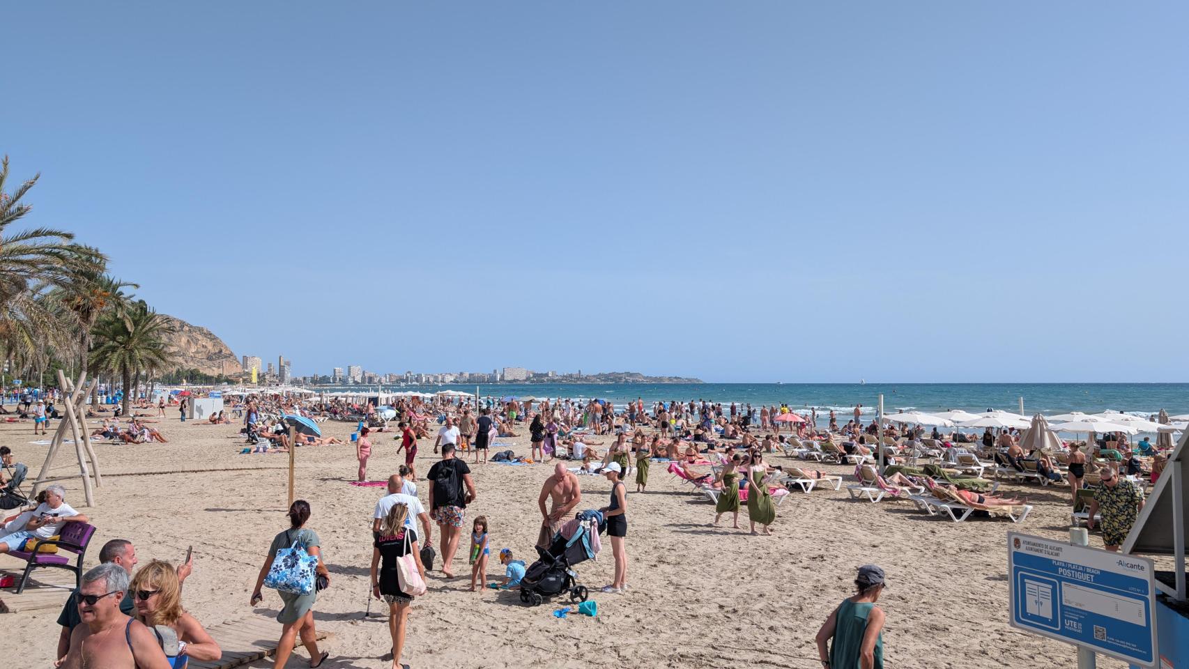 La playa del Postiguet en Alicante repleta de gente este domingo.