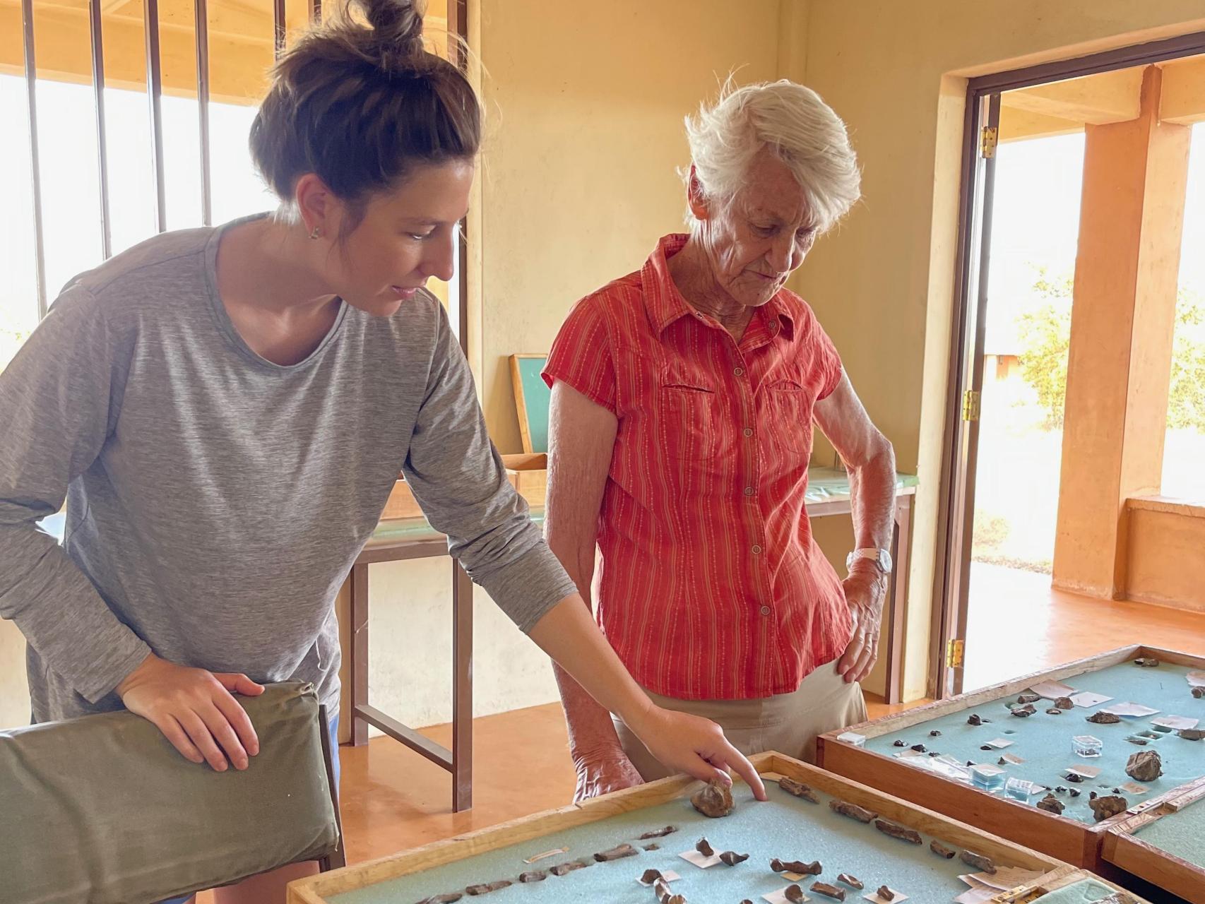 Carrie Mongle y Meave Leakey hablan sobre los nuevos fósiles de manos de Paranthropus boisei en la estación de investigación del Instituto de la Cuenca de Turkana en Ileret, Kenia.