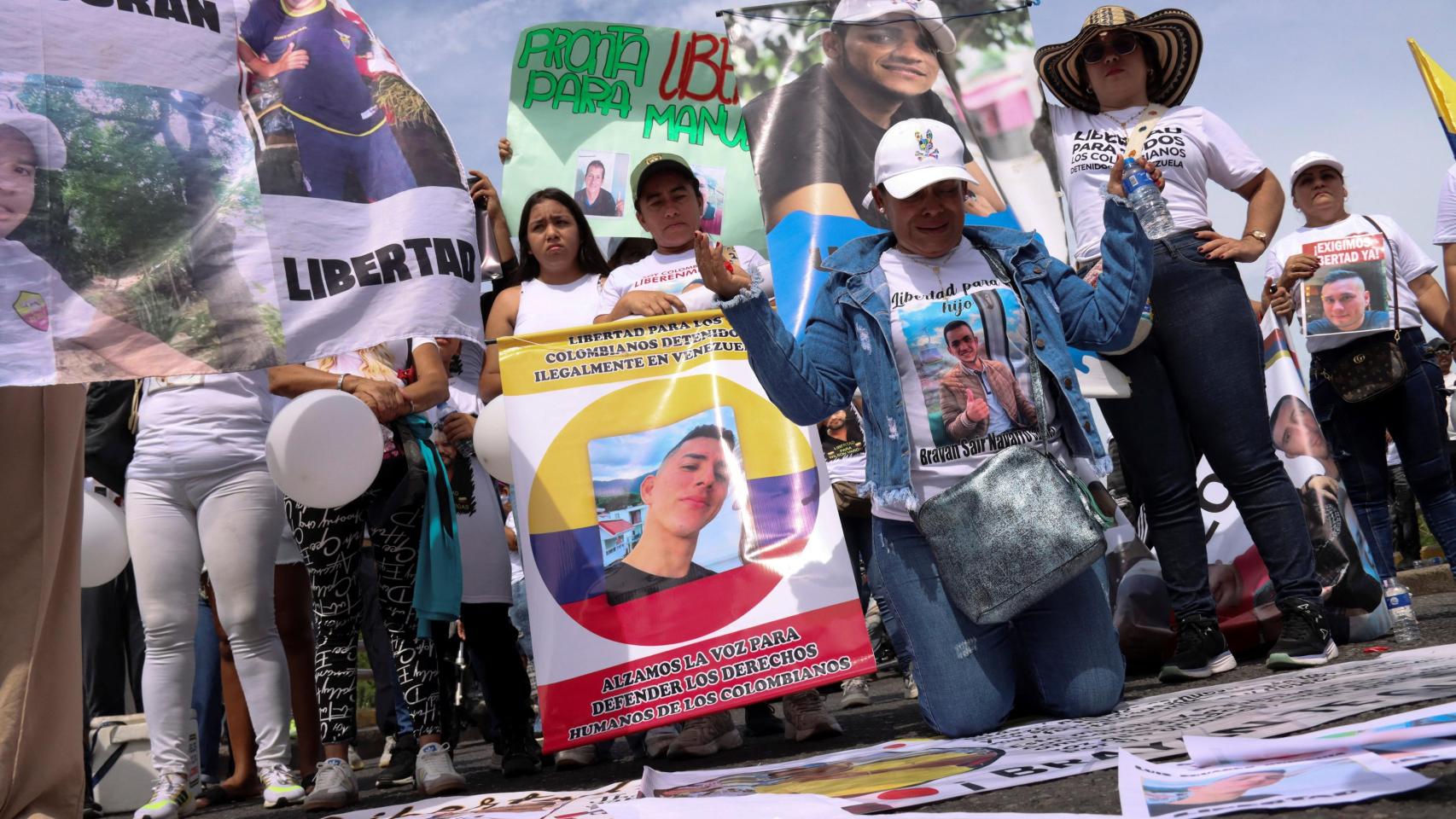 Disidentes venezolanos se manifiestan al otro lado de la frontera, en Colombia.