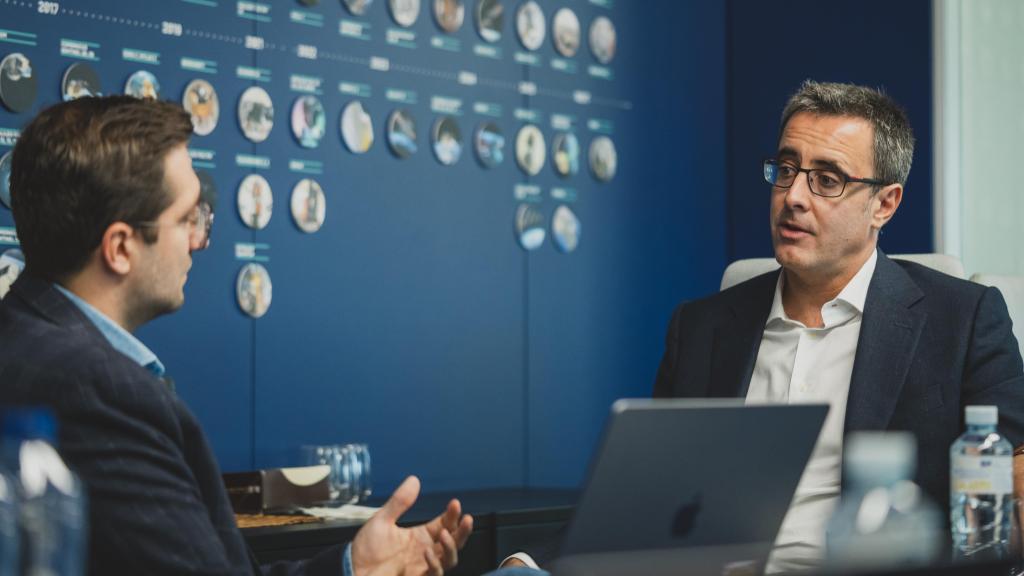 Diego Fernández Infante, CEO de Arquimea, durante la entrevista con EL ESPAÑOL en las instalaciones de la empresa en Torrejón de Ardoz; de fondo, un panel con la cronología con las decenas de misiones espaciales en la que han participado con sus productos.
