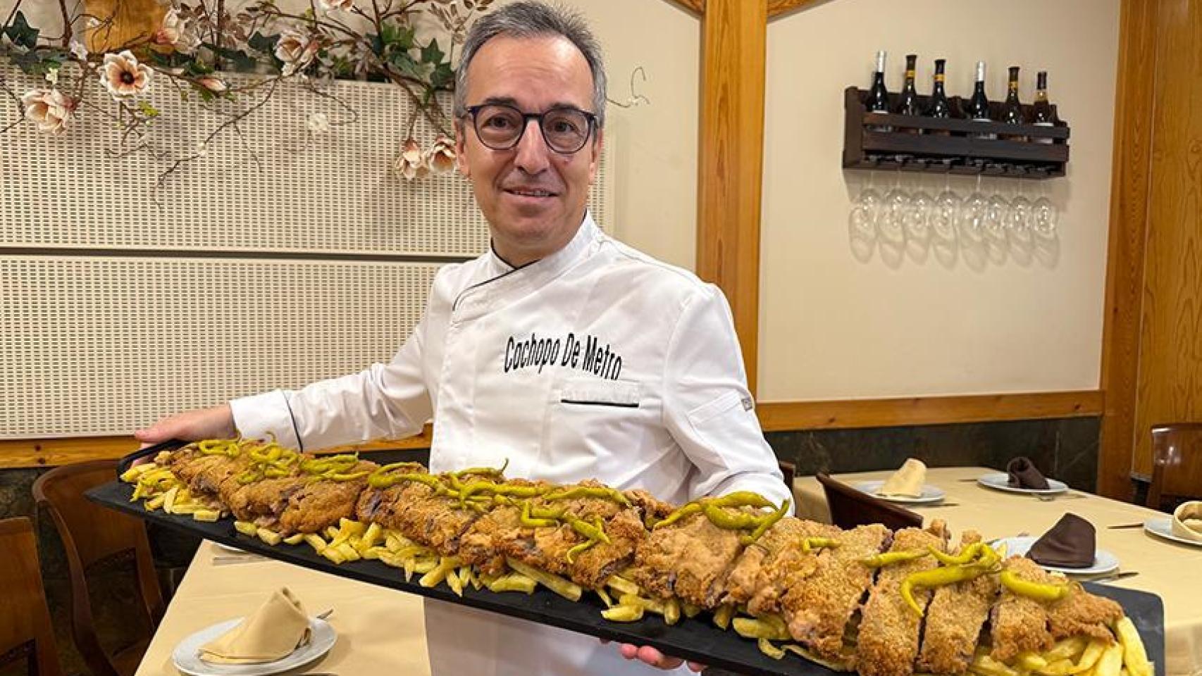 El asturiano Tito Gómez, el alma de Urumea, con su cachopo de fabada.