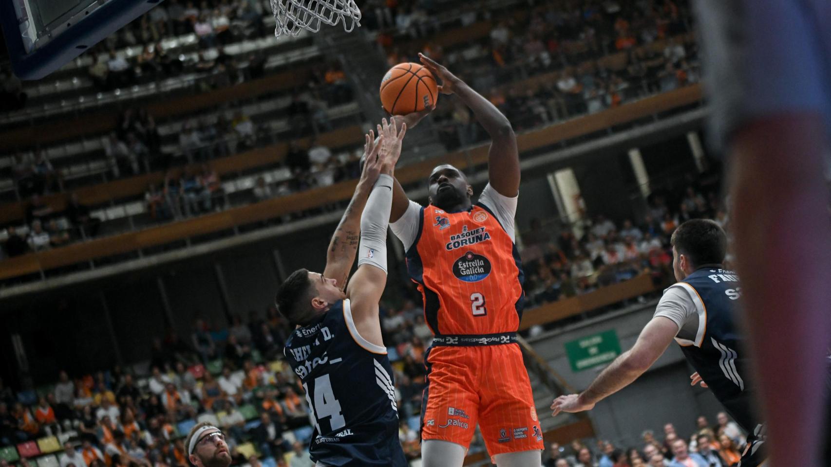 El jugador de Básquet Coruña, Yoanki Mencía, admite uno de los cargos por violencia de género