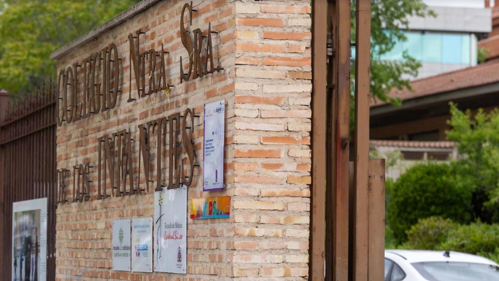 Entrada del Colegio Infantes, en Toledo.