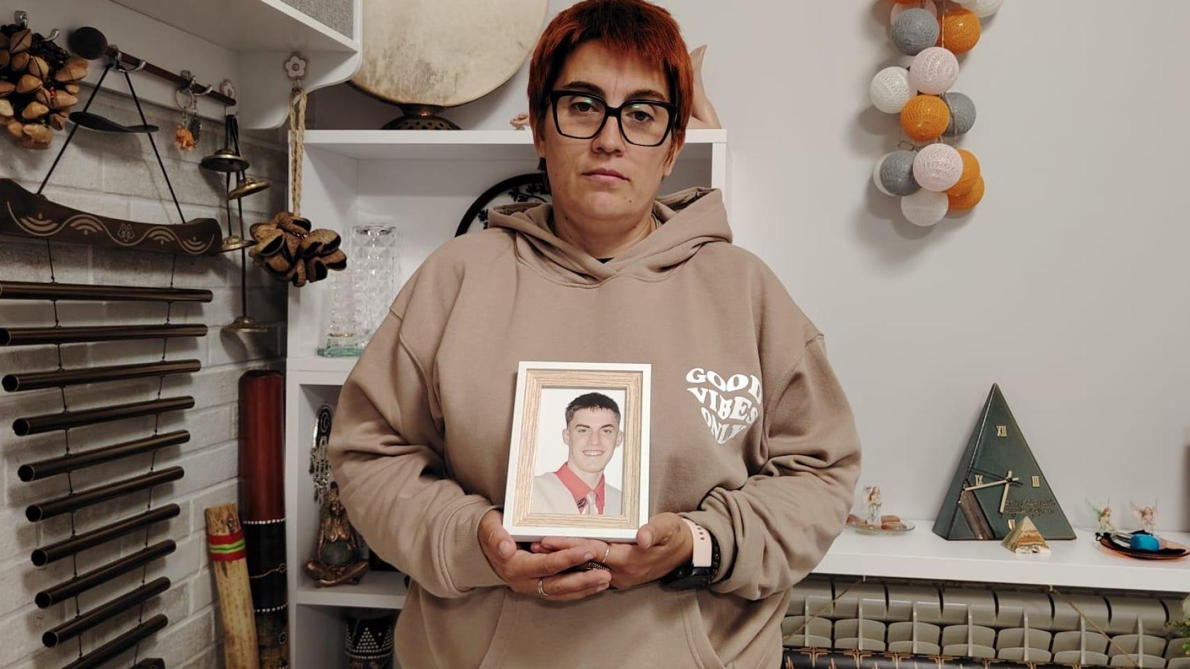Silvia Guerrero, con una foto de su hijo Juan, que murió hace menos de dos meses.