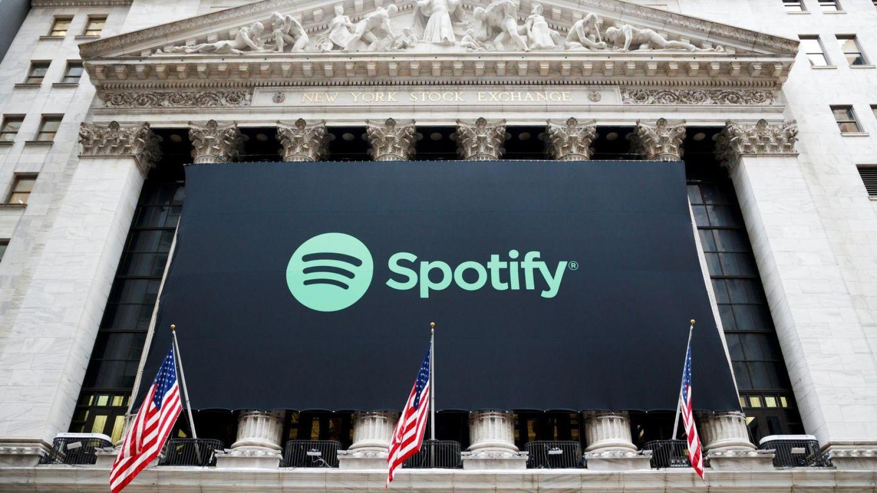 Una pancarta de la plataforma de 'streaming' musical Spotify cubre la fachada de la Bolsa de Nueva York durante su primer día de cotización en bolsa.