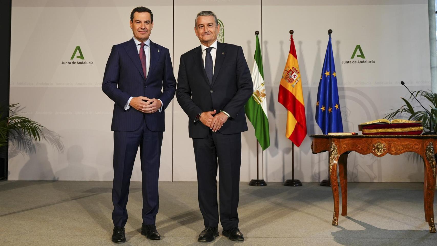 El consejero de Sanidad, Antonio Sanz, con el presidente de la Junta, Juanma Moreno, tras su toma de posesión.