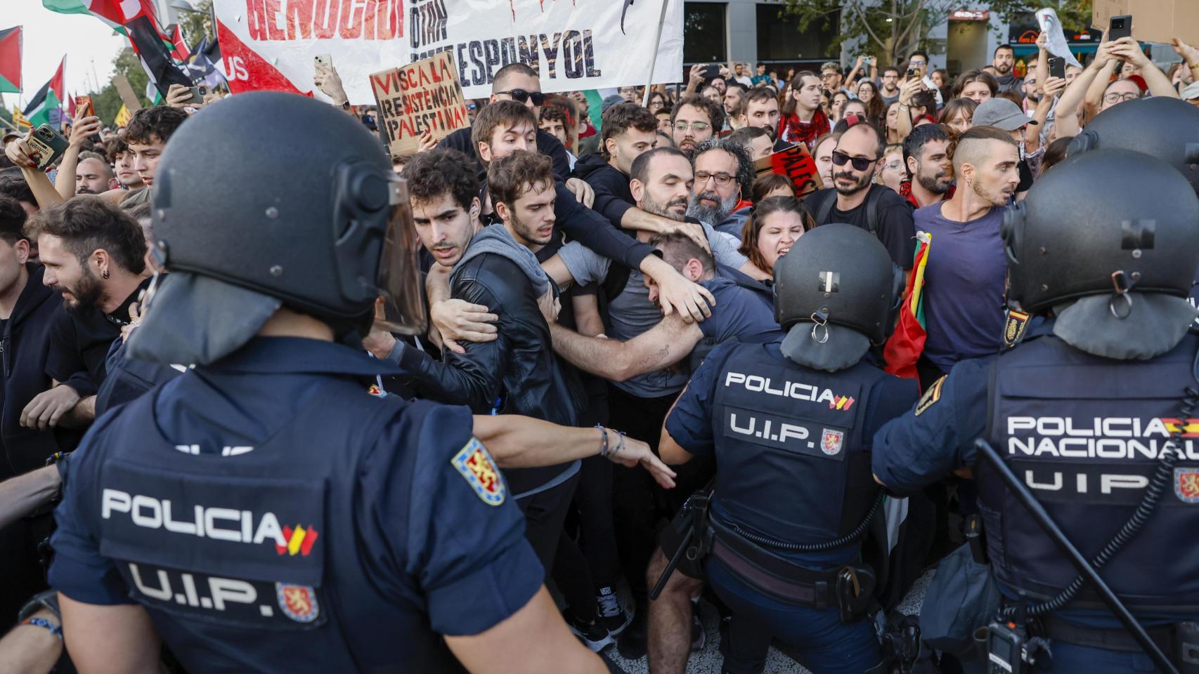 La Policía carga ante las protestas de los manifestantes propalestinos antes del Valencia - Hapoel de Tel Aviv.