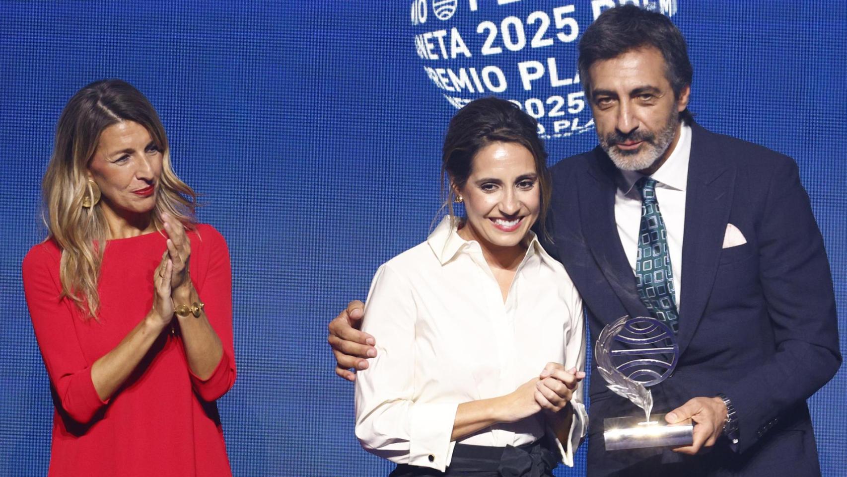 Juan del Val (d), ganador del Premio Planeta, y la finalista, Ángela Banzas (c), junto a la vicepresidenta del Gobierno Yolanda Díaz (i), durante la gala celebrada este miércoles en Barcelona. Foto: EFE/Quique García