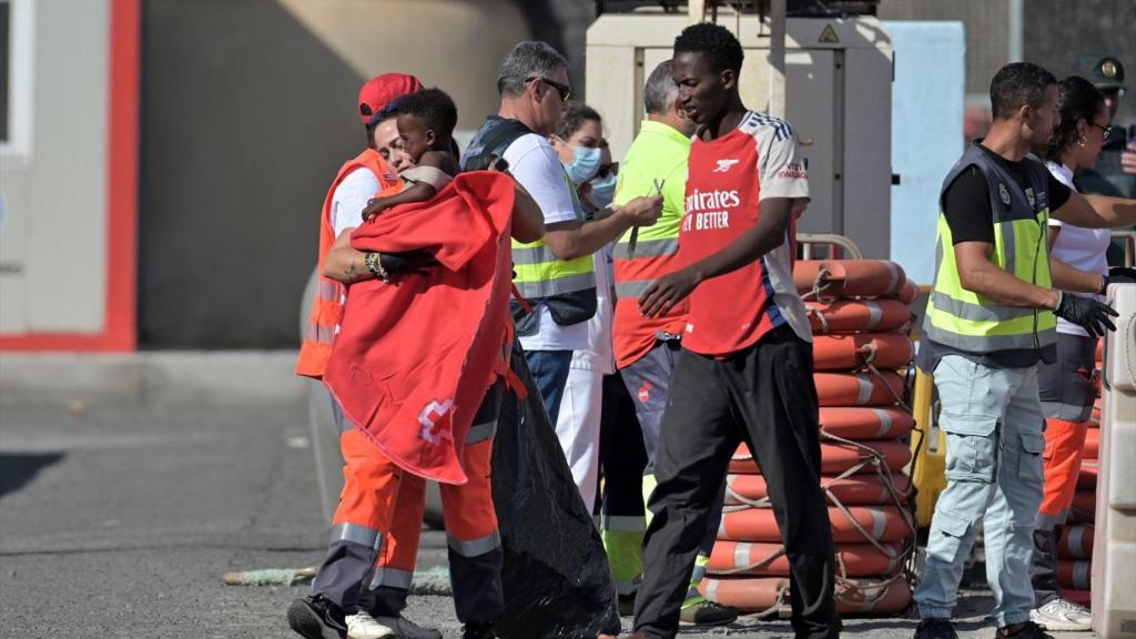 Un bebé es desembarcado de un cayuco procedente de Gambia, rescatado este martes con 230 personas a bordo en La Restinga (El Hierro).