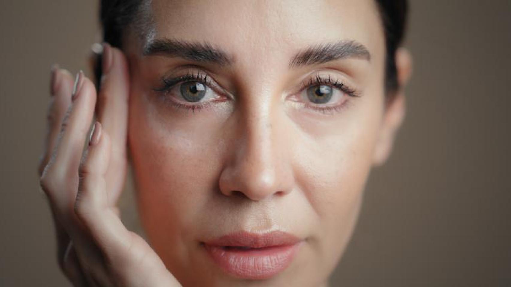 Primer plano de una mujer maquillada de manera natural.
