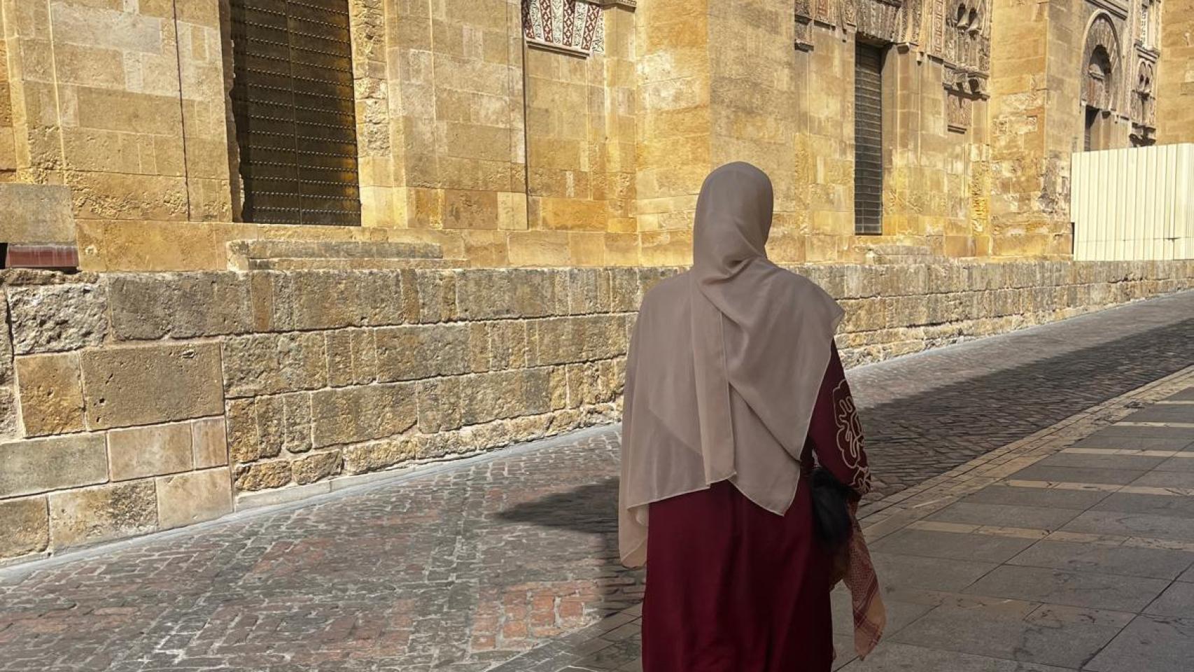 Eman, una joven musulmana expulsada por llevar hiyab en su instituto de Logroño:  Me hacen elegir entre la fe o mi educación 