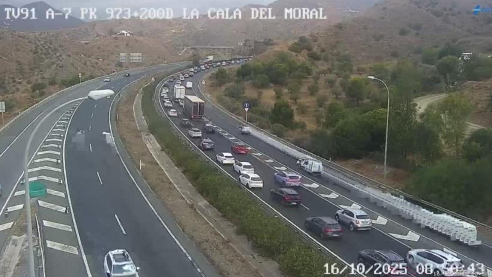 Más de diez kilómetros de atascos en La Cala del Moral (Málaga).