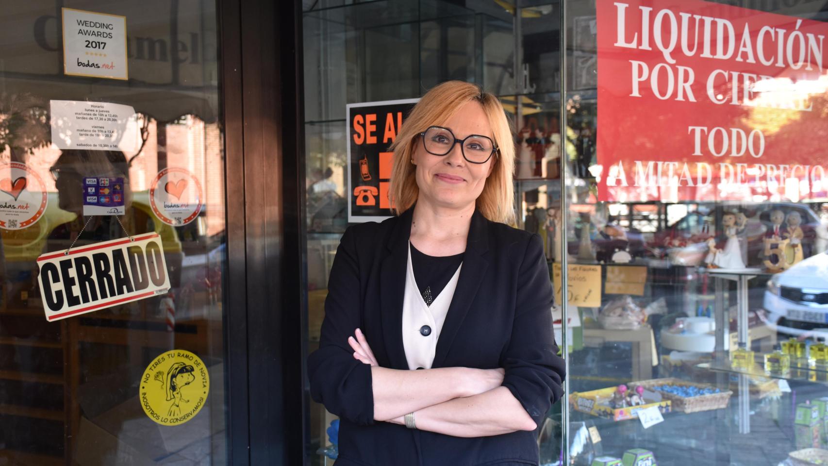 María Jesús Fernández 'Make' a las puertas de su tienda.