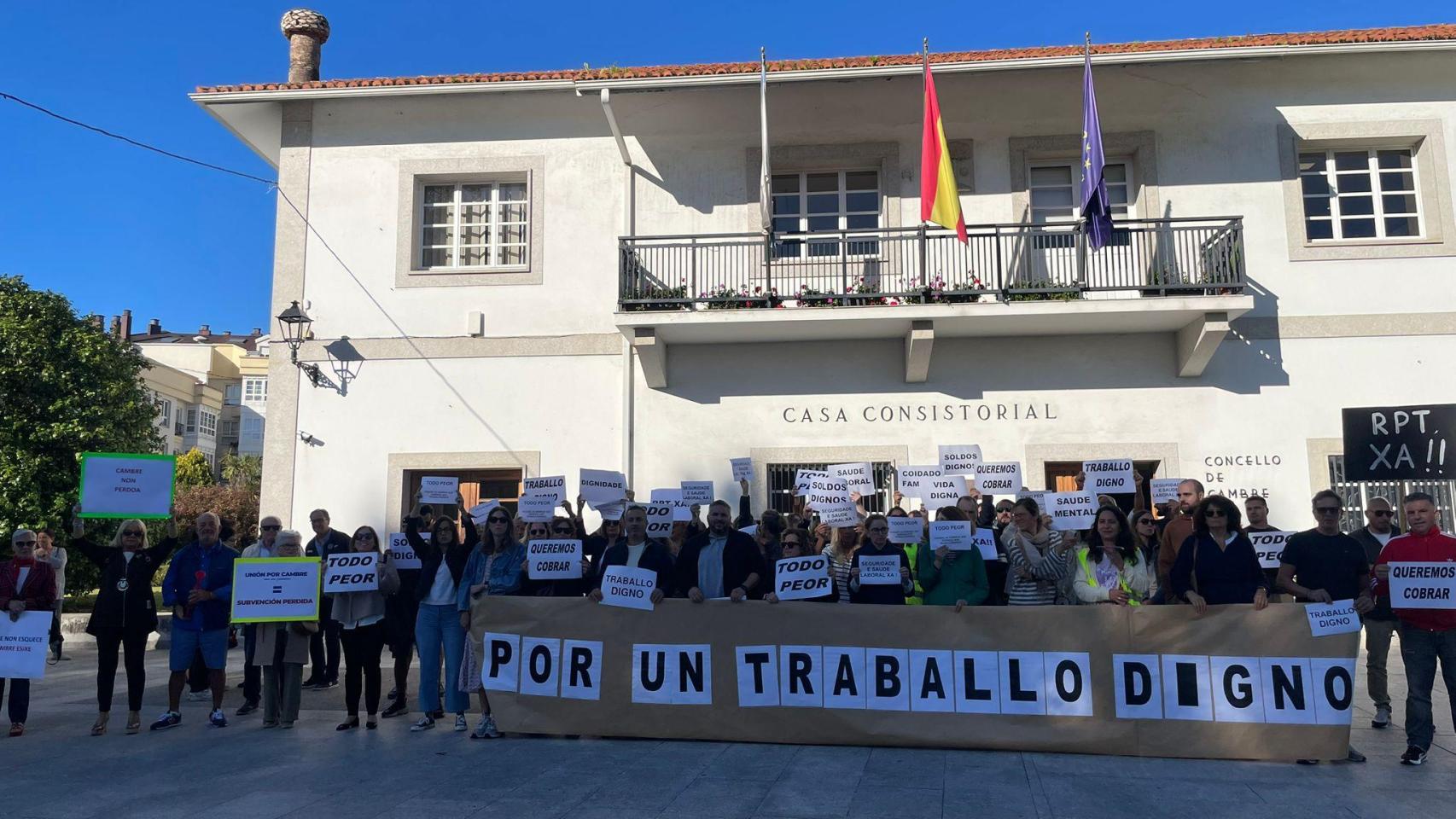 Imagen de los funcionarios de Cambre en la concentración.