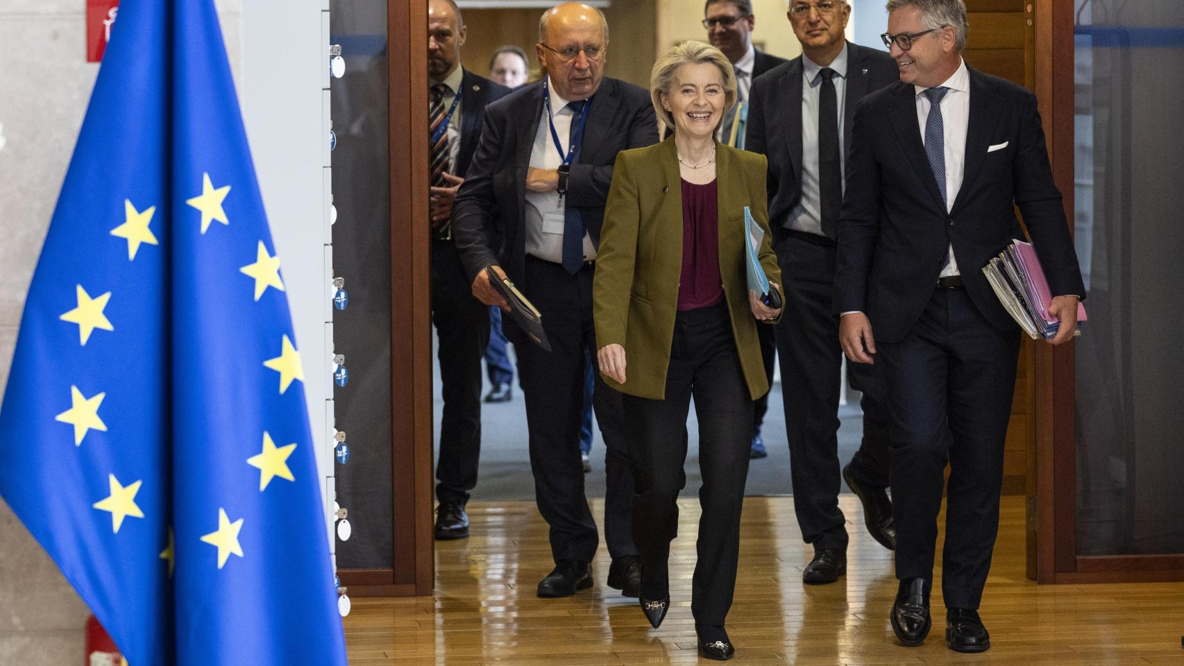 La presidenta de la Comisión, Ursula von der Leyen, y su comisario de Defensa, Andrius Kubilius, detrás a la izquierda, durante la reunión del Ejecutivo comunitario este jueves en Bruselas