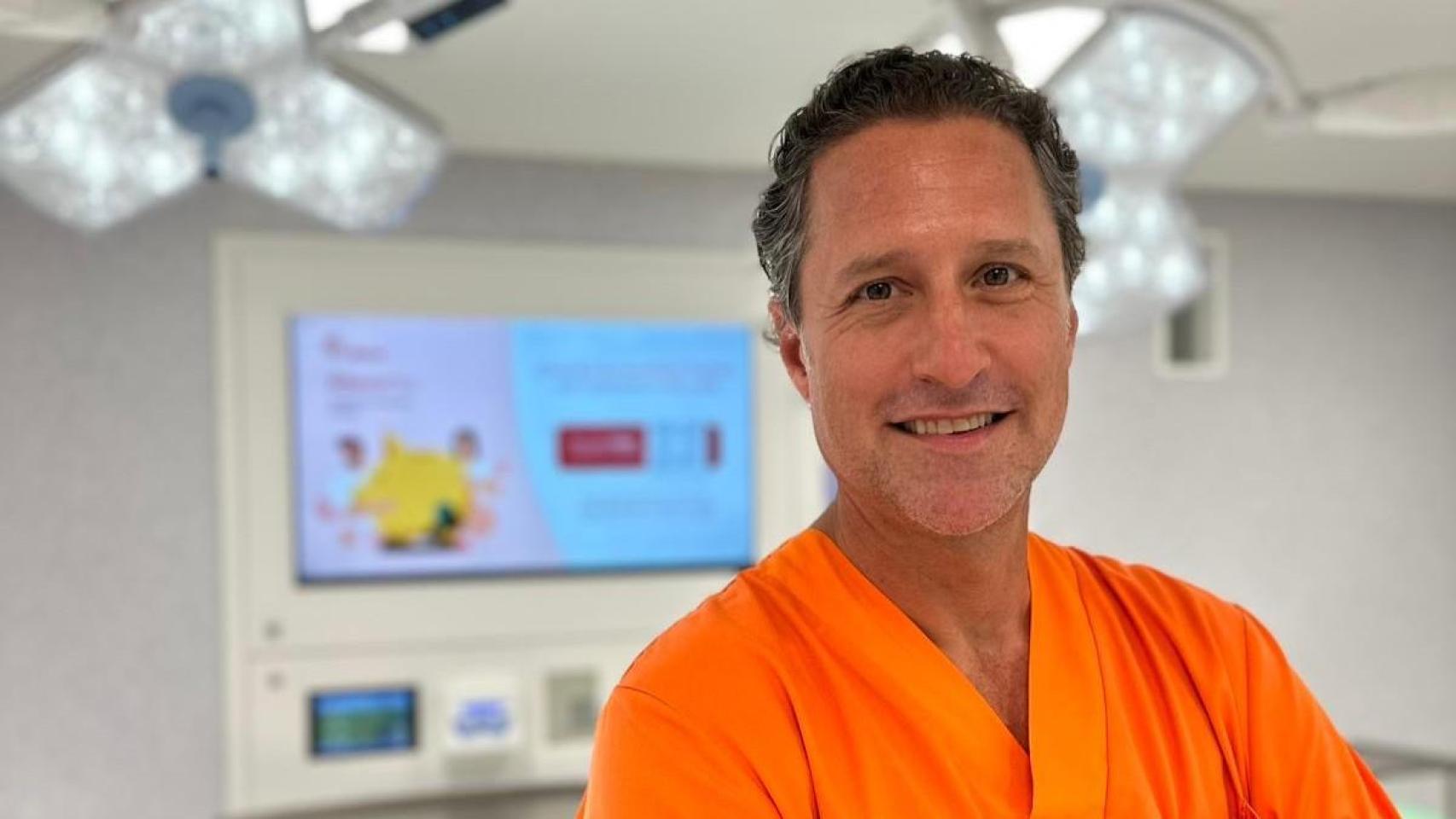 El doctor Juan Pablo Alarcón, responsable de la Unidad de cirugía de mama del Hospital Ribera Juan Cardona.