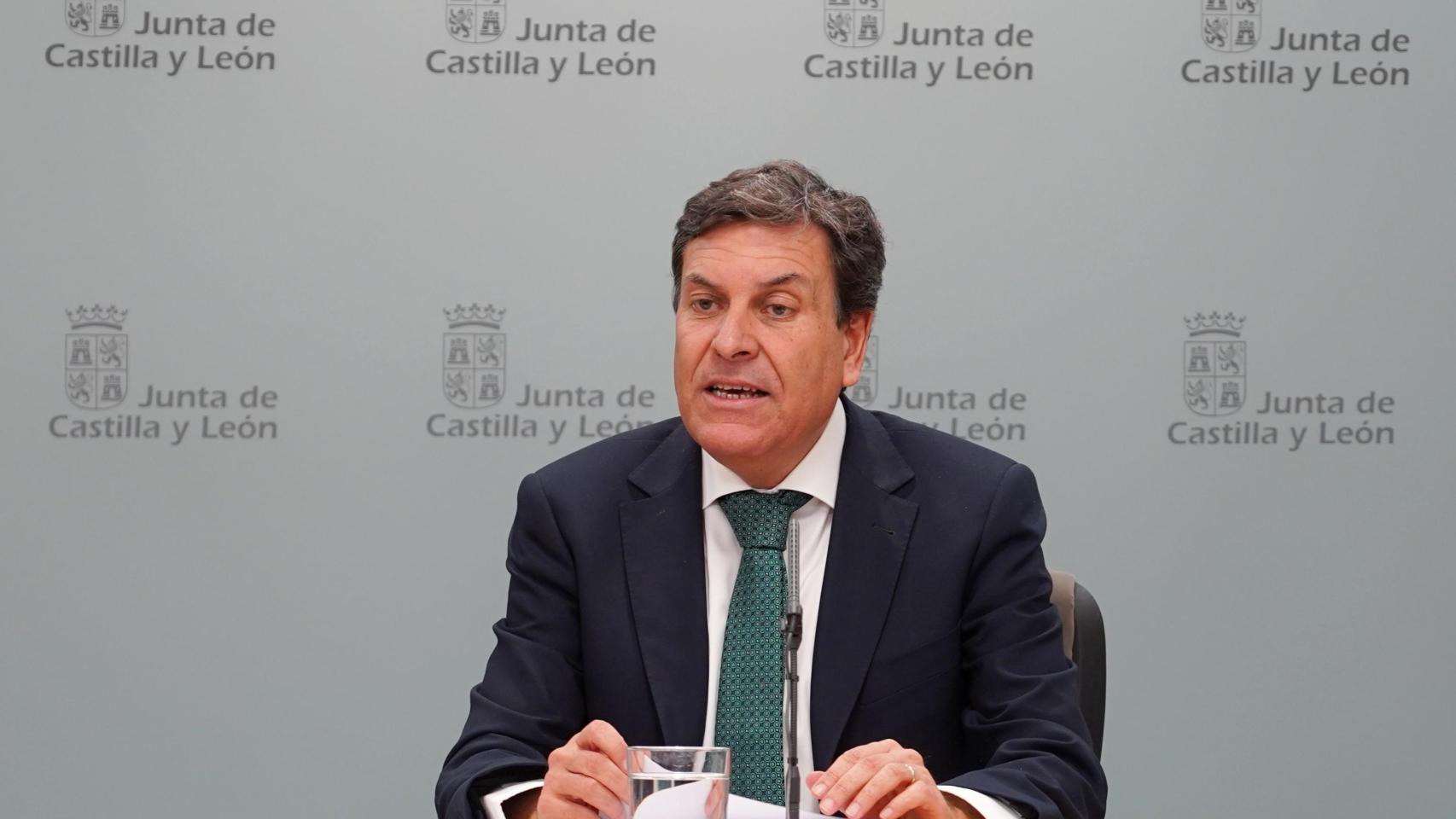 El consejero de Economía y Hacienda y portavoz, Carlos Fernández Carriedo, comparece en rueda de prensa posterior al Consejo de Gobierno.