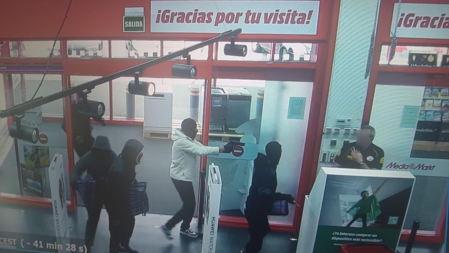 Cinco atracadores armados con pistolas simuladas entran con violencia en la tienda de MediaMarkt de Toledo