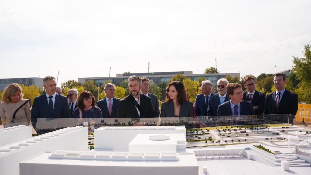 La presidenta de la Comunidad de Madrid, Isabel Díaz Ayuso (c), el alcalde de Madrid José Luis Martinez - Almeida (3d), y el Consejero de Presidencia, Justicia y Administración Local, Miguel Ángel García Martín (c), visitan las obras de la Ciudad de la Justicia en el barrio madrileño de Valdebebas.