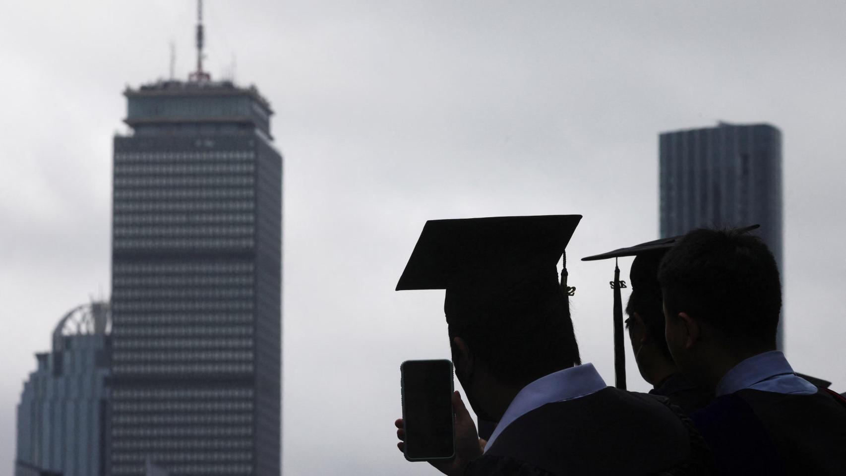 Dos estudiantes norteamericanos se graduaron antes de que Trump volviera a la Casa Blanca.