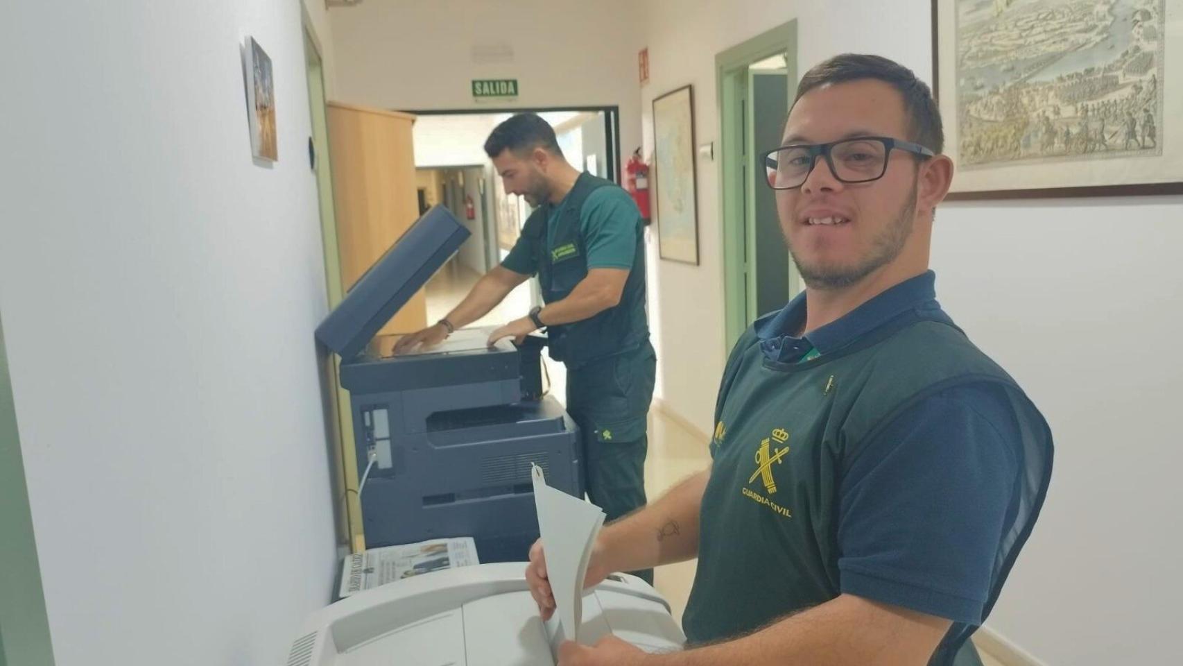 Alberto, con su chaleco de la Guardia Civil trabajando en la Comandancia de Cádiz.