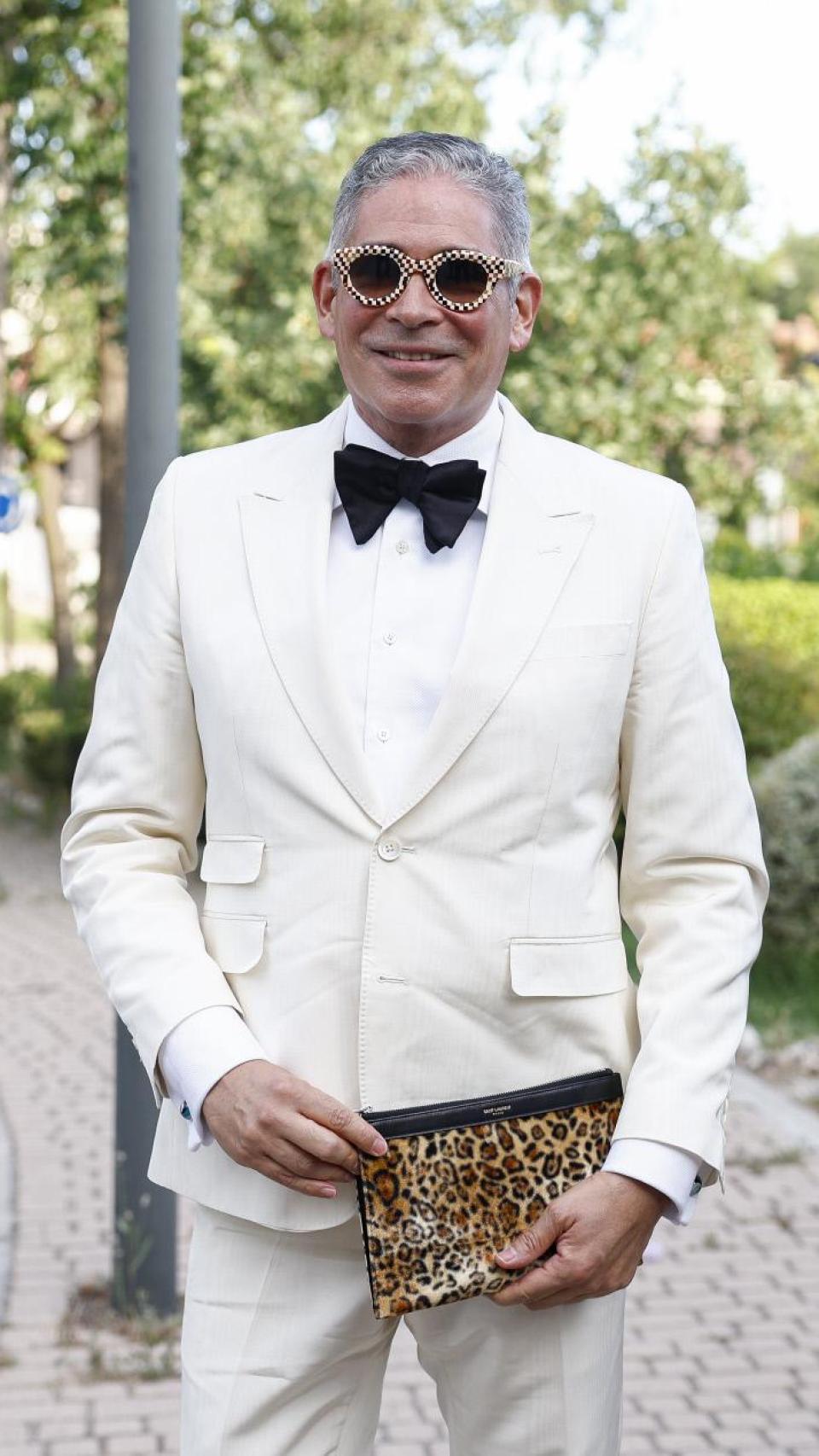 Boris Izaguirre posando con la prensa en un acto público.